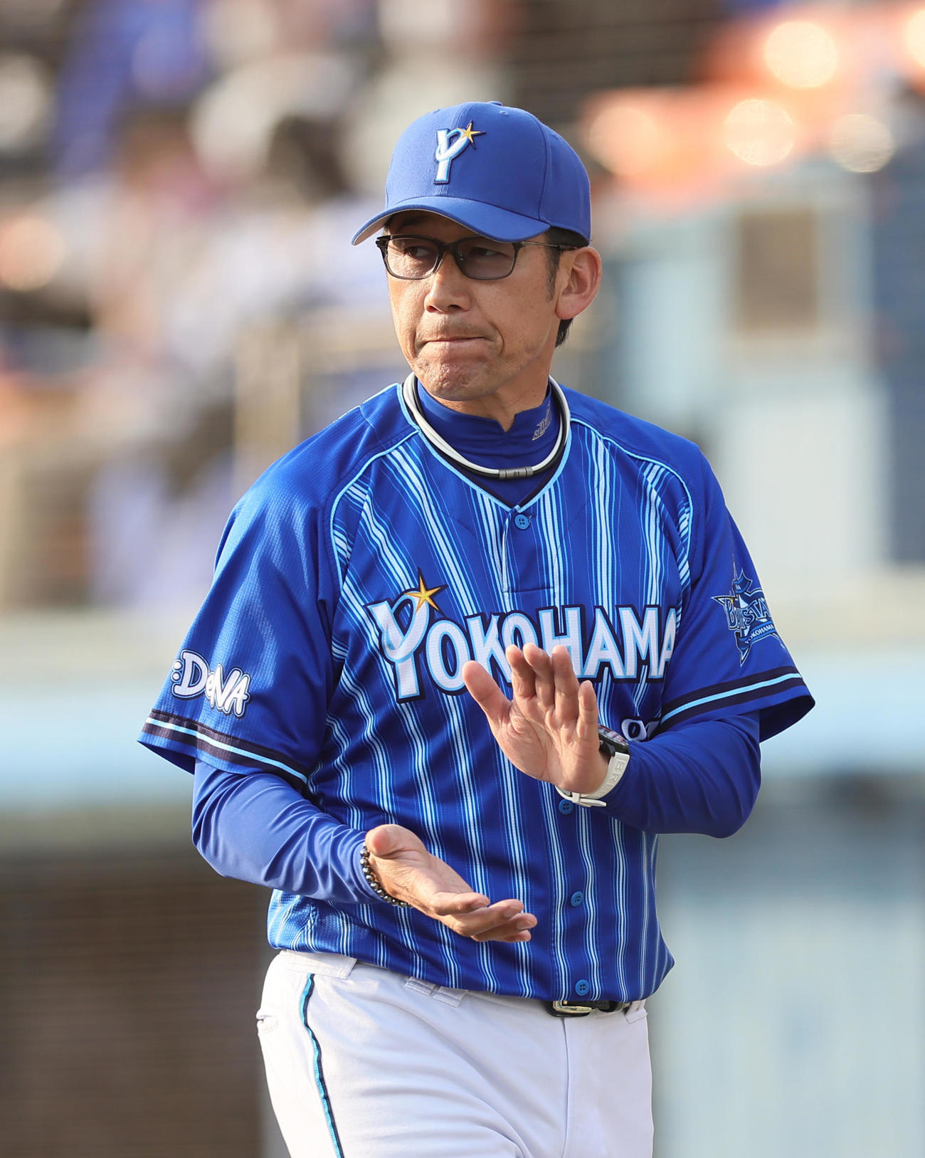楽天対DeNA　選手交代を告げるDeNA三浦監督（撮影・足立雅史）