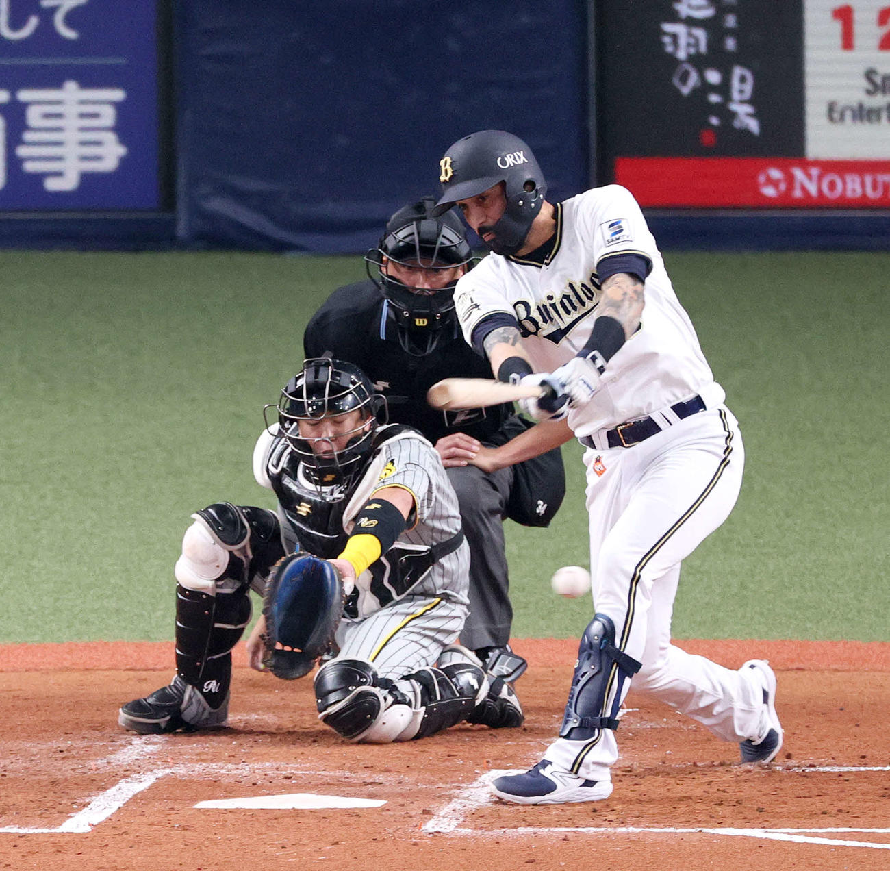 オリックス対阪神　1回裏オリックス2死一、三塁、ゴンザレスは先制の左前適時打を放つ（撮影・上山淳一）