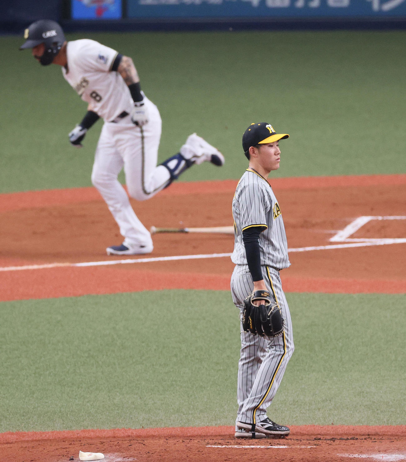 オープン戦・オリックス対阪神　1回裏オリックス2死一、三塁、富田（手前）はゴンザレスに先制の左前適時打を打たれる（撮影・上山淳一）