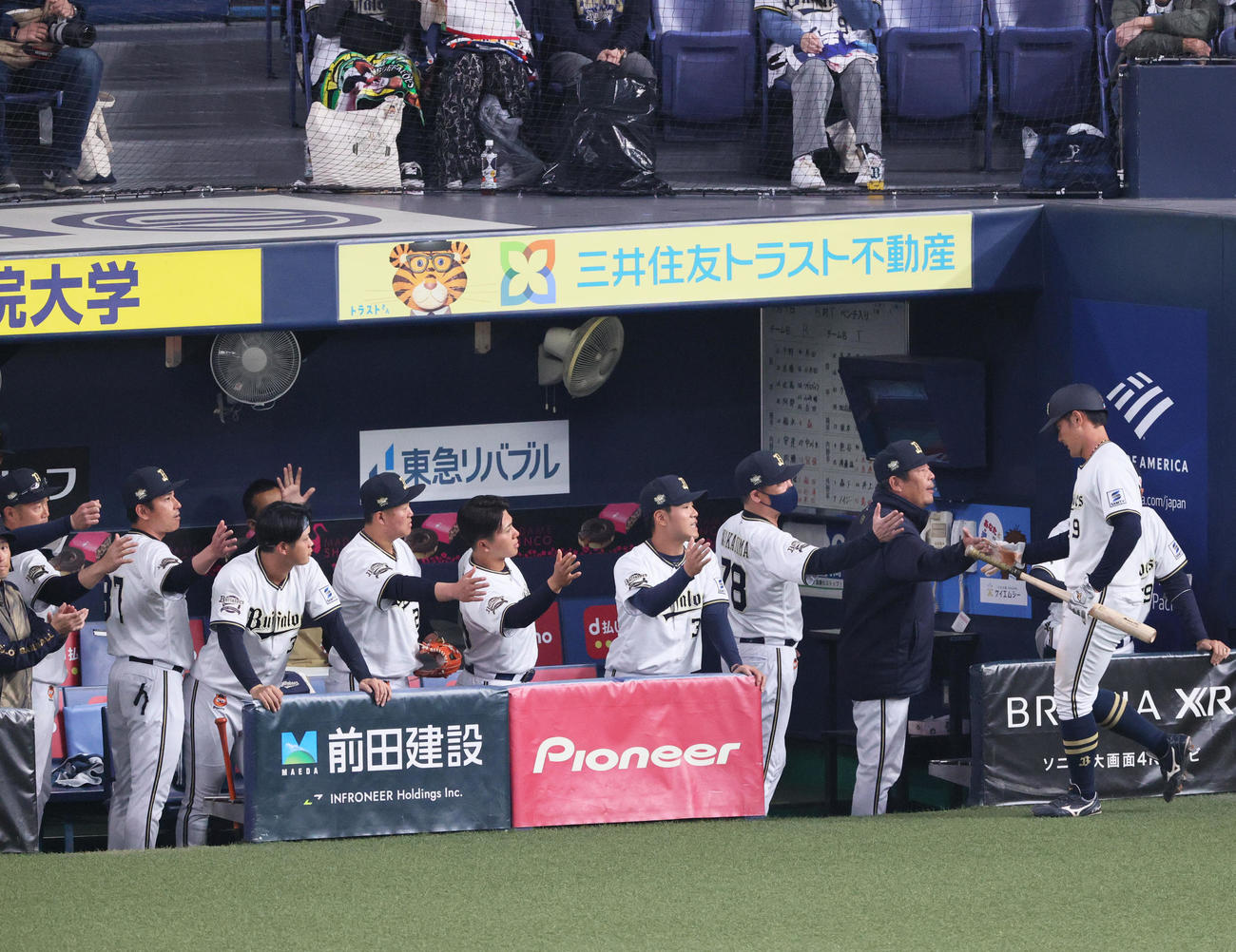 オープン戦・オリックス対阪神　1回裏オリックス2死一、三塁、ゴンザレスの左前適時打で先制生還した野口（手前右）を出迎える中嶋監督ら（撮影・上山淳一）