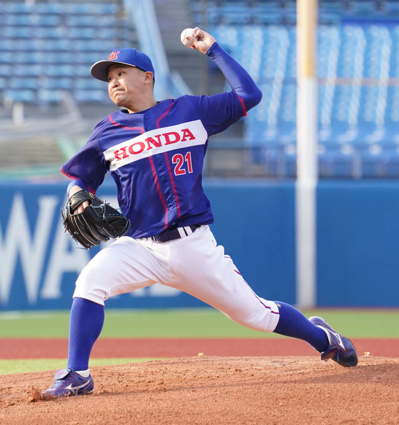 決勝、ホンダ対東芝　ホンダ先発の東野（撮影・小沢裕）