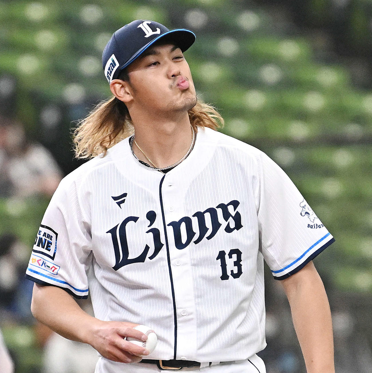 西武対中日　ナインに向かってキス？を送る西武3番手の高橋（撮影・滝沢徹郎）