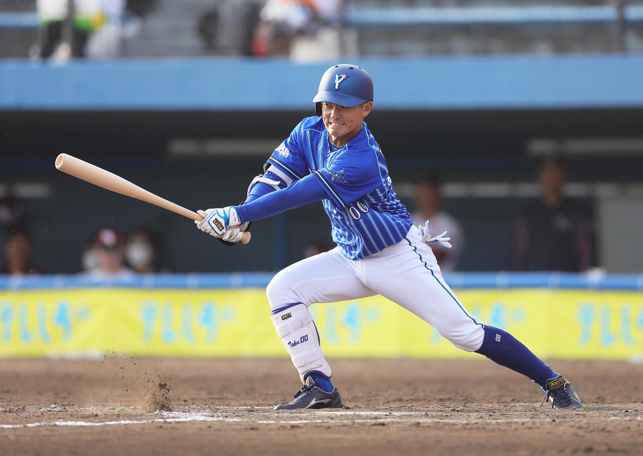 楽天対DeNA 8回表DeNA2死満塁、投手適時内野安打を放つ林（撮影・足立雅史）