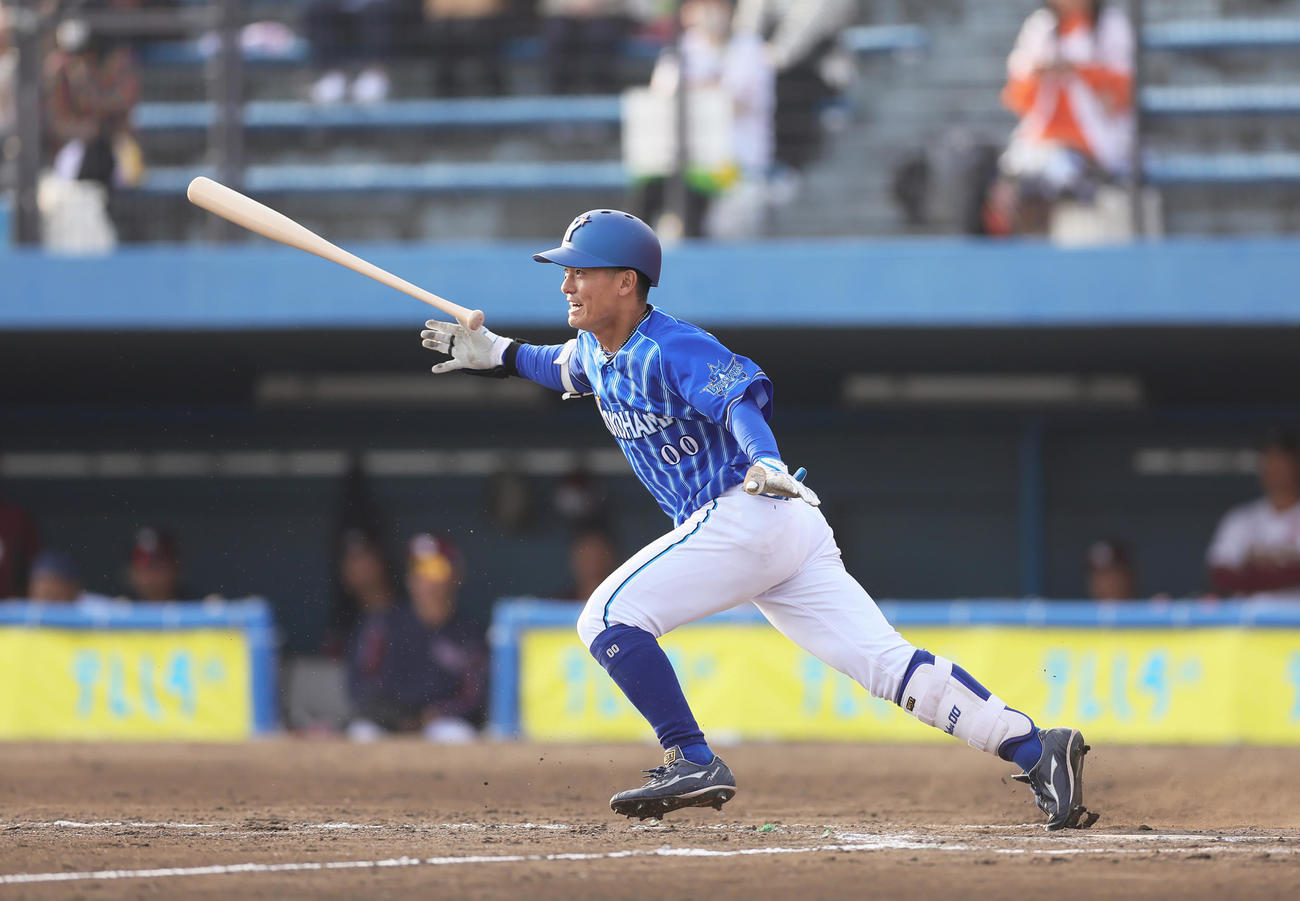 楽天対DeNA 8回表DeNA2死満塁、投手適時内野安打を放つ林（撮影・足立雅史）