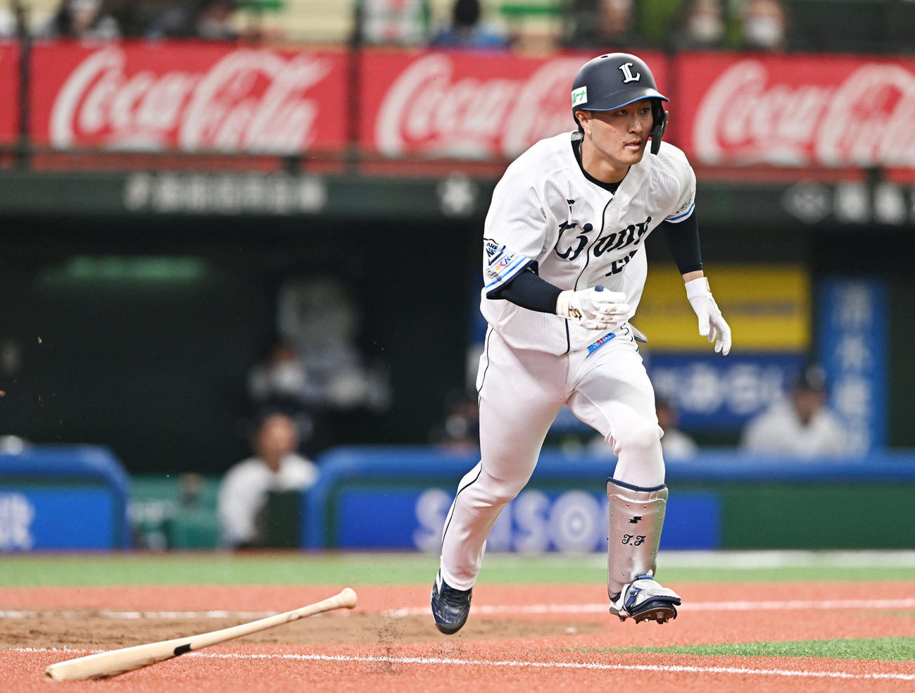 西武対中日　8回裏西武無死一塁、代打古市は二塁打を放つ（撮影・滝沢徹郎）