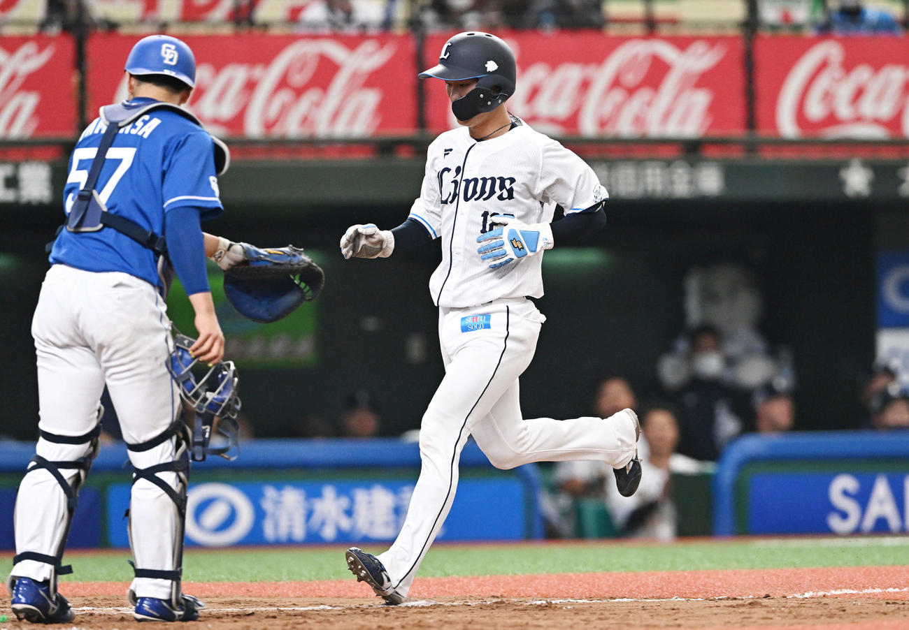西武対中日　8回裏西武無死二、三塁、西川の中犠飛から生還する三走古市。捕手山浅（撮影・滝沢徹郎）