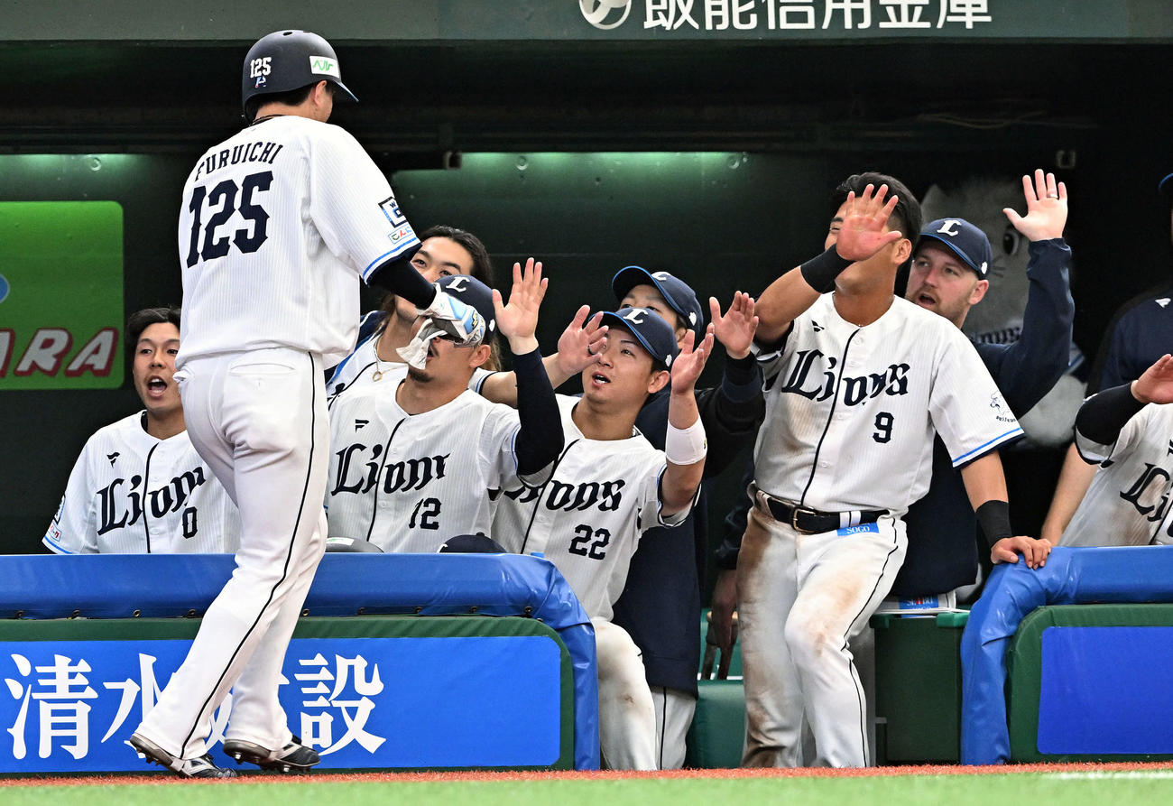 西武対中日　8回裏西武無死二、三塁、西川の中犠飛から生還した三走古市（手前）はチームメートから祝福される（撮影・滝沢徹郎）