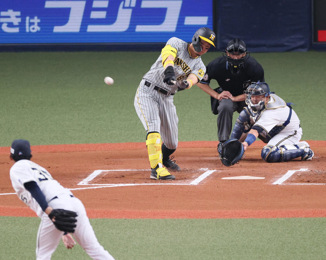 オリックス対阪神　6回表阪神1死、佐藤輝は右翼線へ二塁打を放つ（撮影・上山淳一）