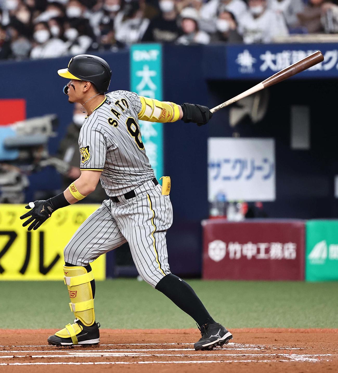 オリックス対阪神　6回表阪神1死、右翼線へ二塁打を放つ佐藤輝（撮影・上田博志）