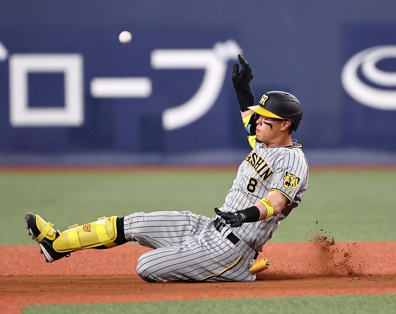 オリックス対阪神　6回表阪神1死、右翼線へ二塁打を放つ佐藤輝（撮影・上田博志）