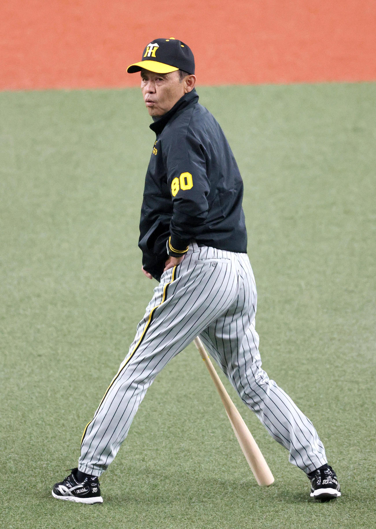 オープン戦・オリックス対阪神　試合前の練習を確認する阪神岡田監督（撮影・上山淳一）