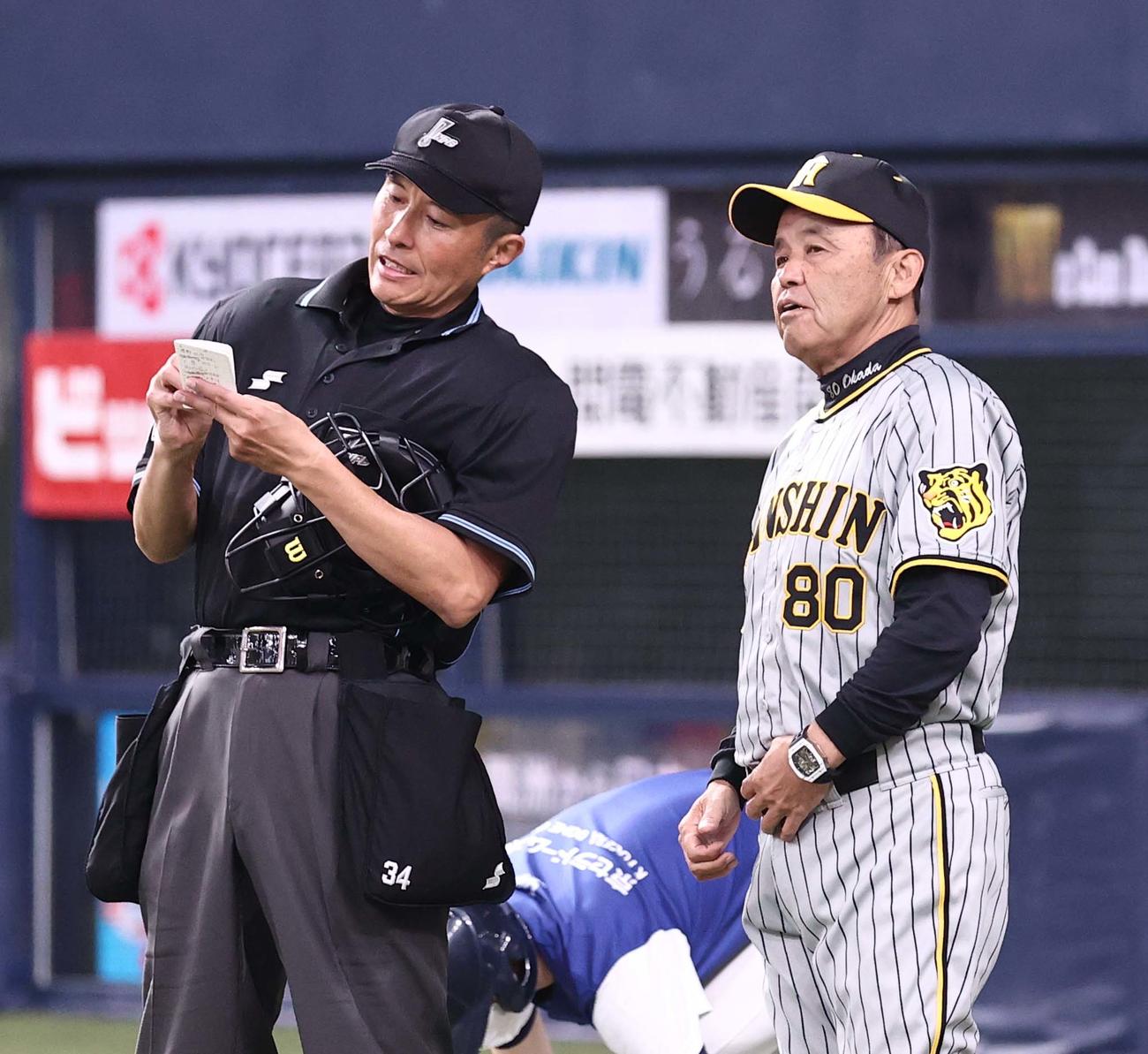 オリックス対阪神　選手交代を告げる岡田監督（撮影・上田博志）