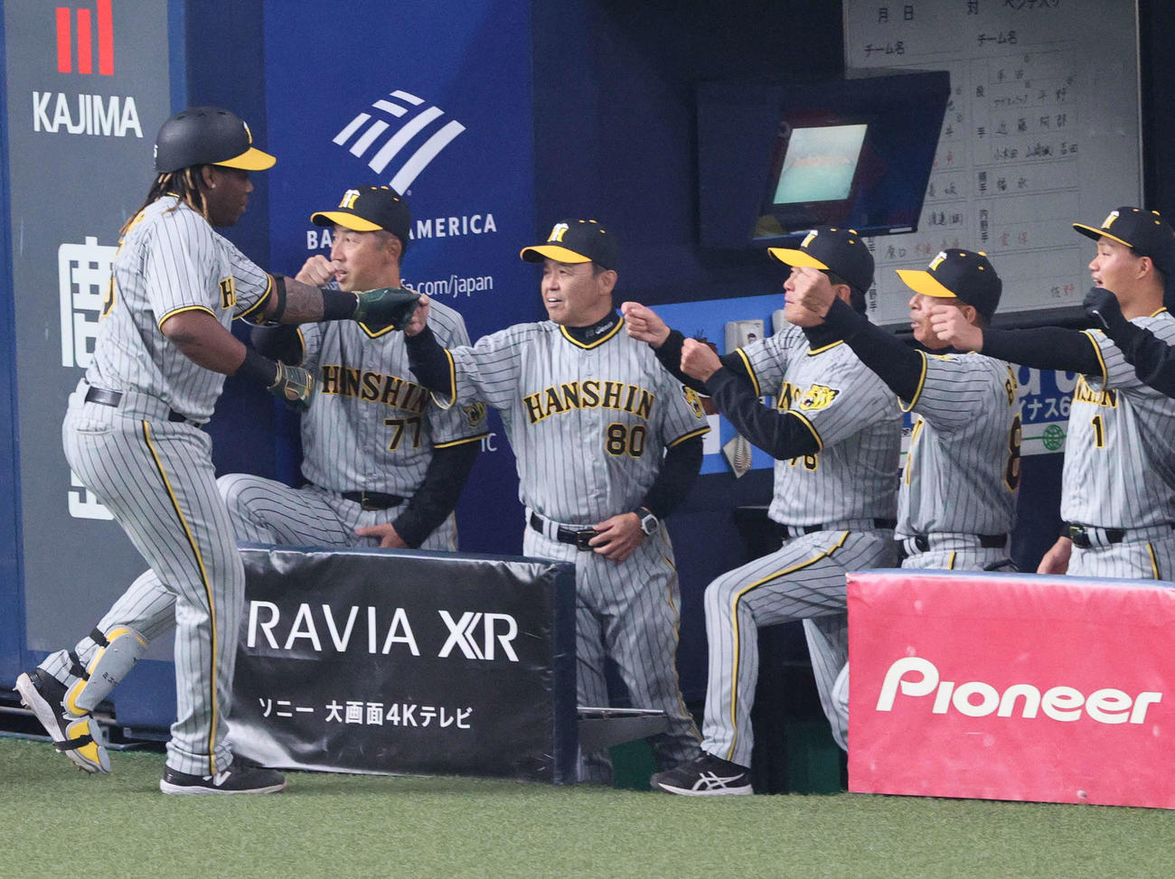 オリックス対阪神　6回表阪神1死二塁、ミエセス（左）は左越え2点本塁打を放ち、岡田監督（左から3人目）らから出迎えられる（撮影・上山淳一）