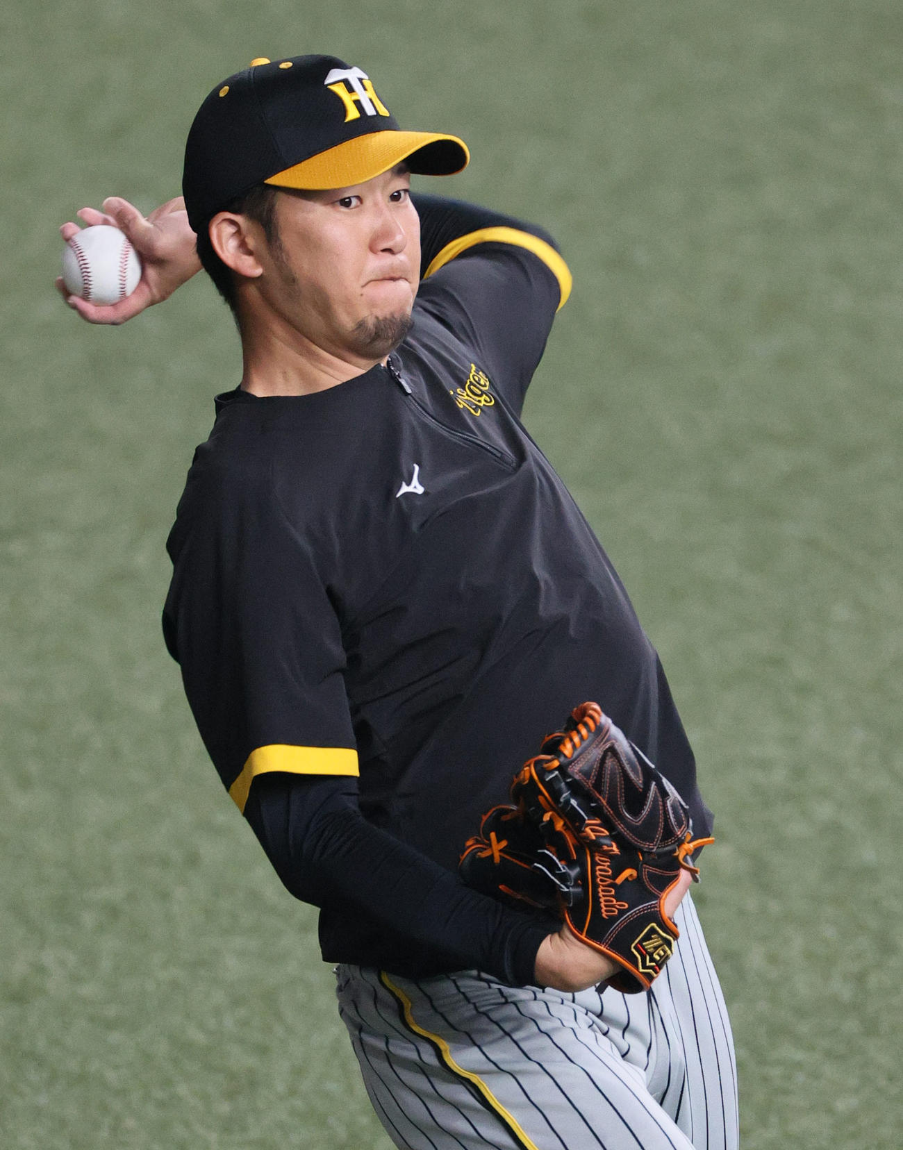 オープン戦・オリックス対阪神　試合前の練習でキャッチボールする阪神岩貞（撮影・上山淳一）