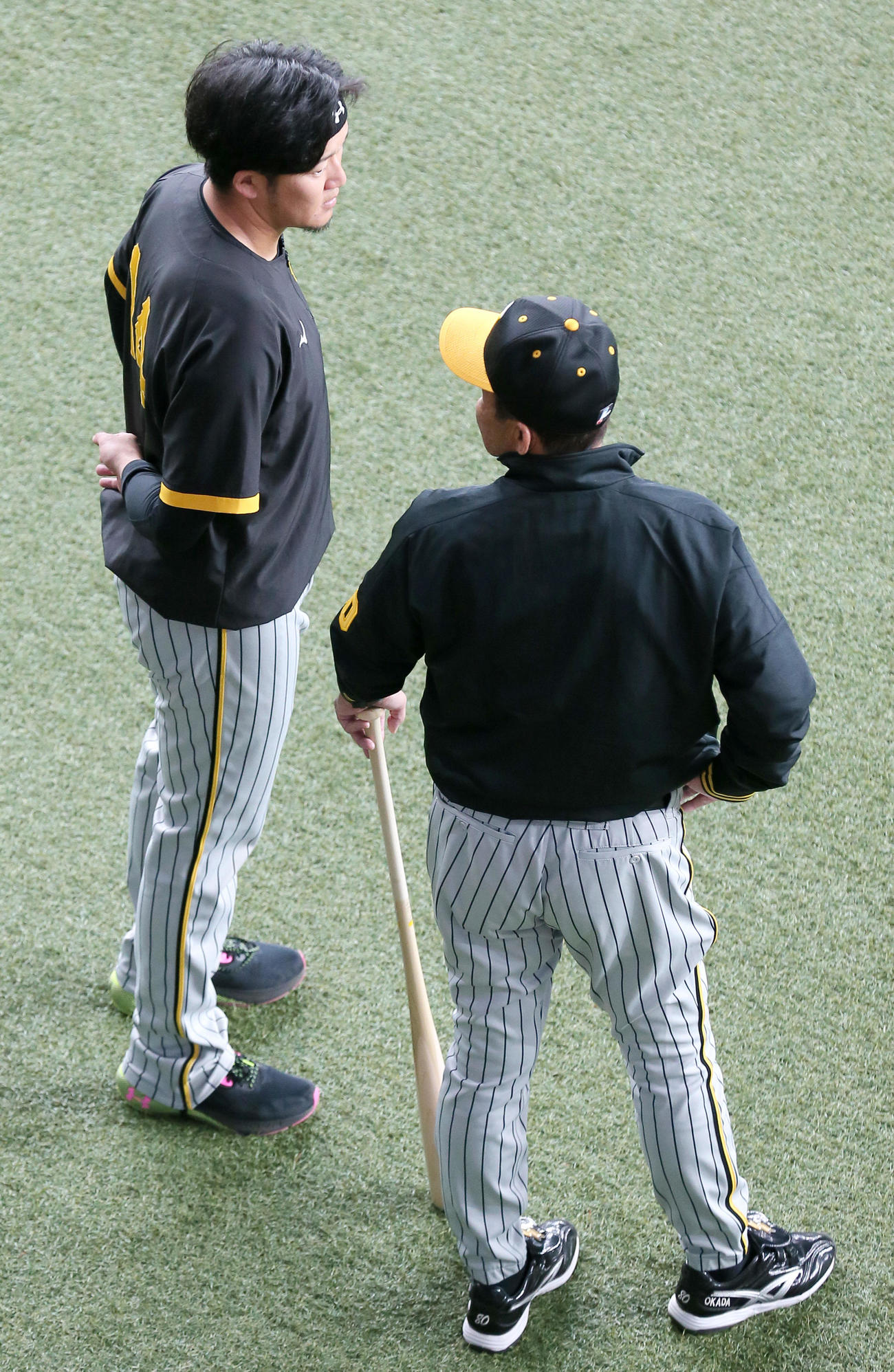 オープン戦・オリックス対阪神　試合前の練習中、岩貞（左）と話す岡田監督（撮影・上山淳一）