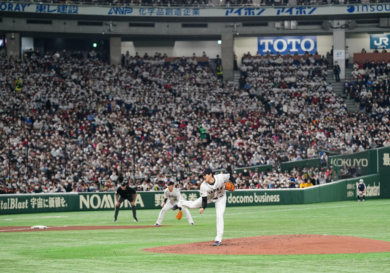 日本対中国　ファンの声援を受けながら力投する大谷（撮影・菅敏）