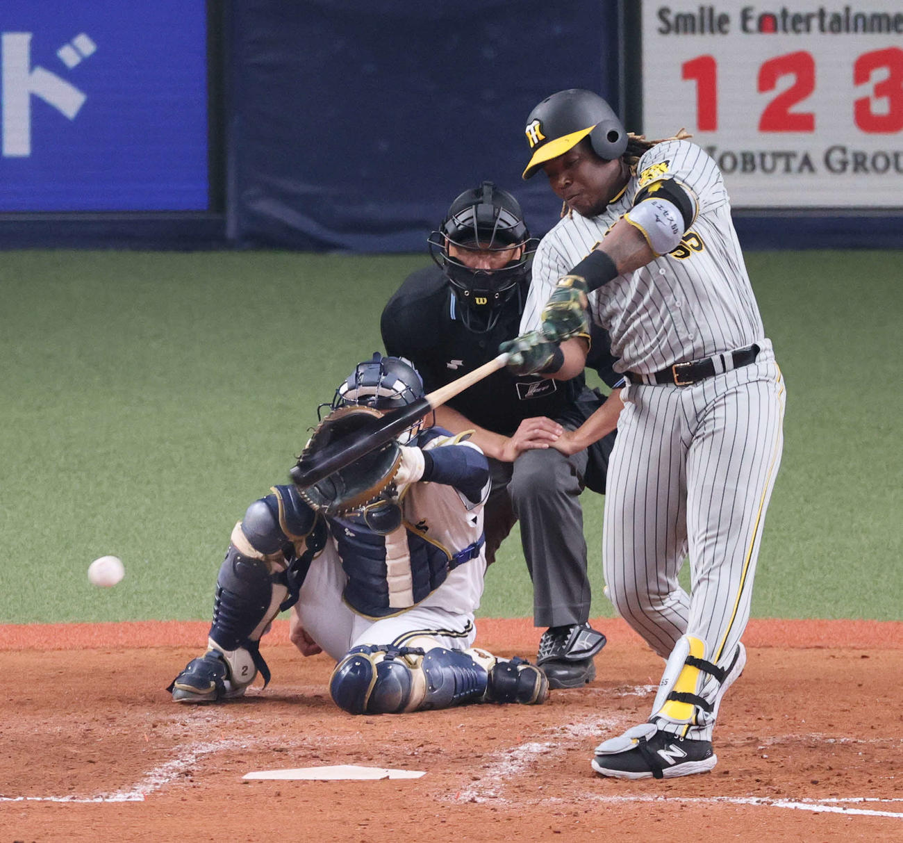 オリックス対阪神　4回表阪神2死満塁、ミエセスは右前2点適時打を放つ（撮影・上山淳一）