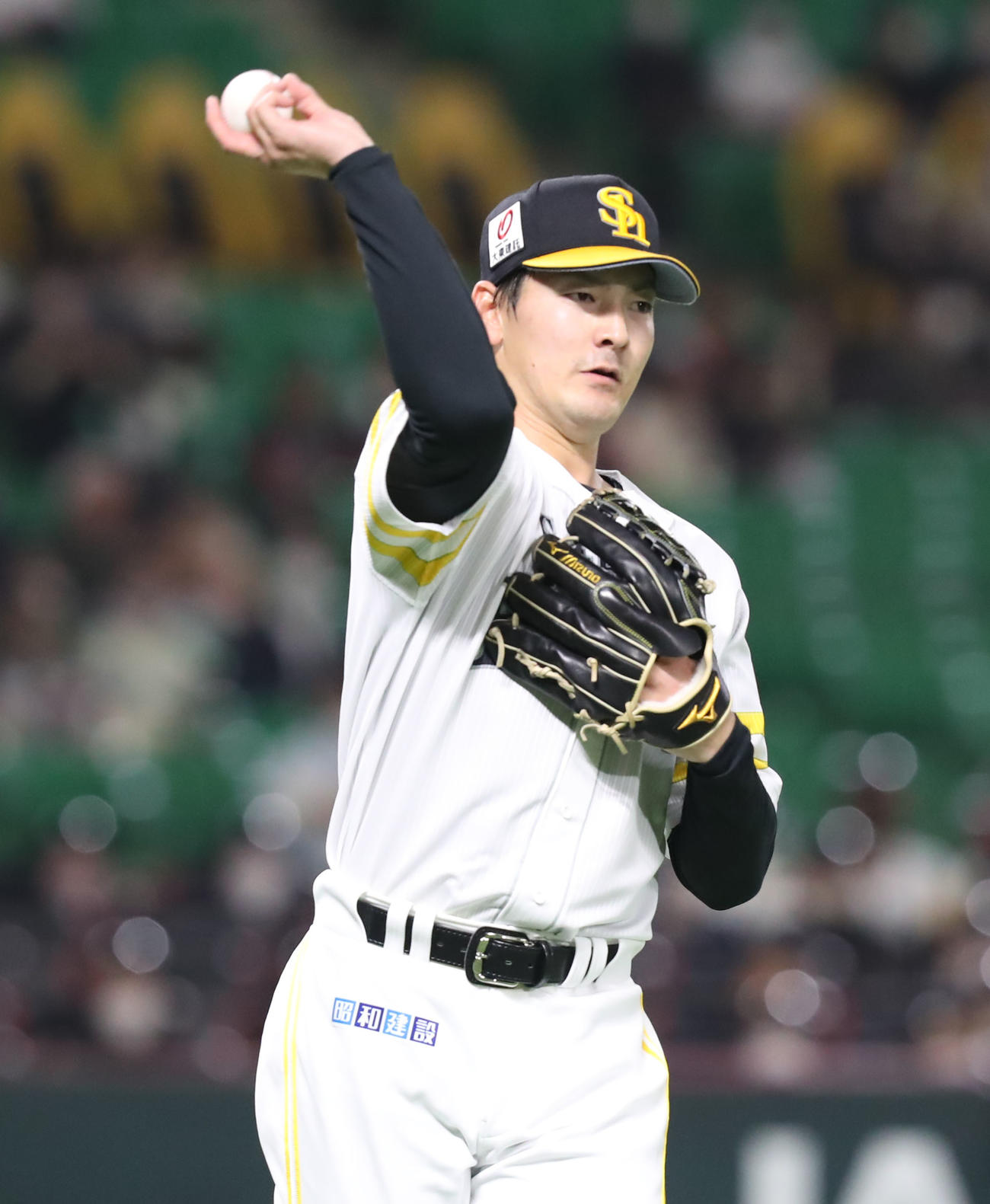 ソフトバンク対ヤクルト　1回表2死一塁、有原は内山の打球を捕球し一塁へ送球する（撮影・屋方直哉）