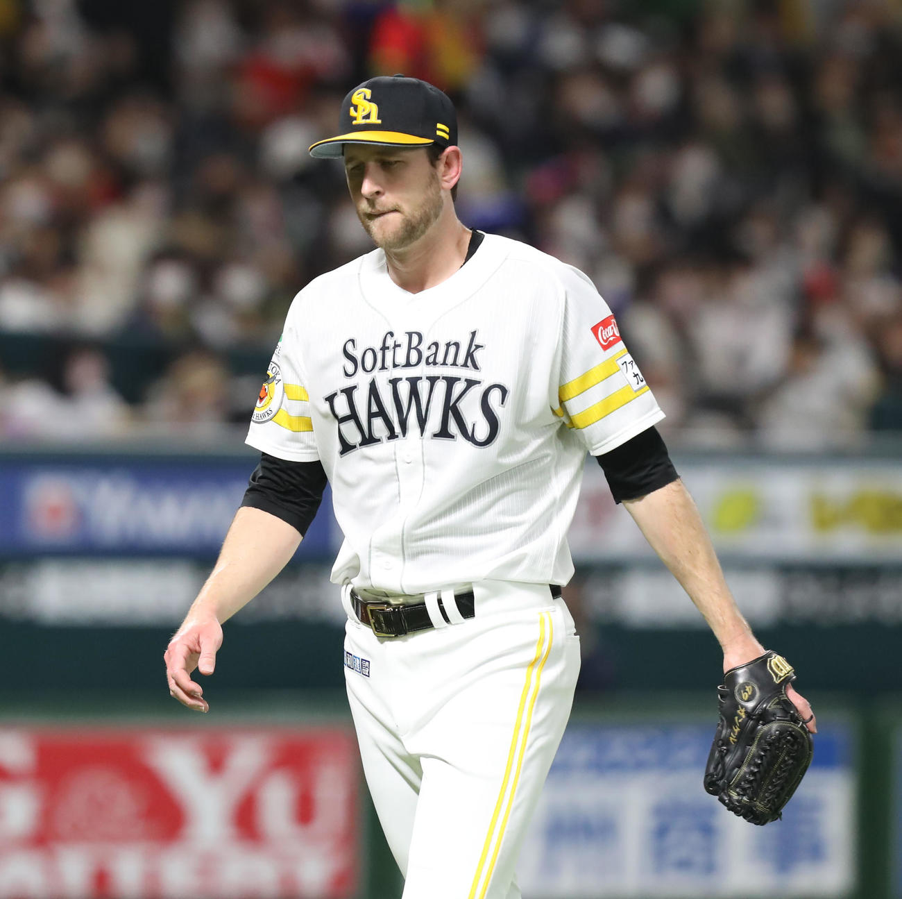 ソフトバンク対ヤクルト　4回表を投げ終え、悔しげな表情でベンチに戻るガンケル（撮影・屋方直哉）