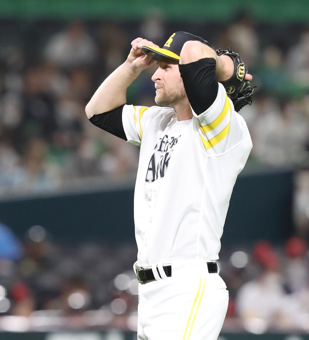ソフトバンク対ヤクルト　4回表ヤクルト2死一、三塁、ガンケルは長岡に右適時打を浴び、悔しげな表情を見せる（撮影・屋方直哉）