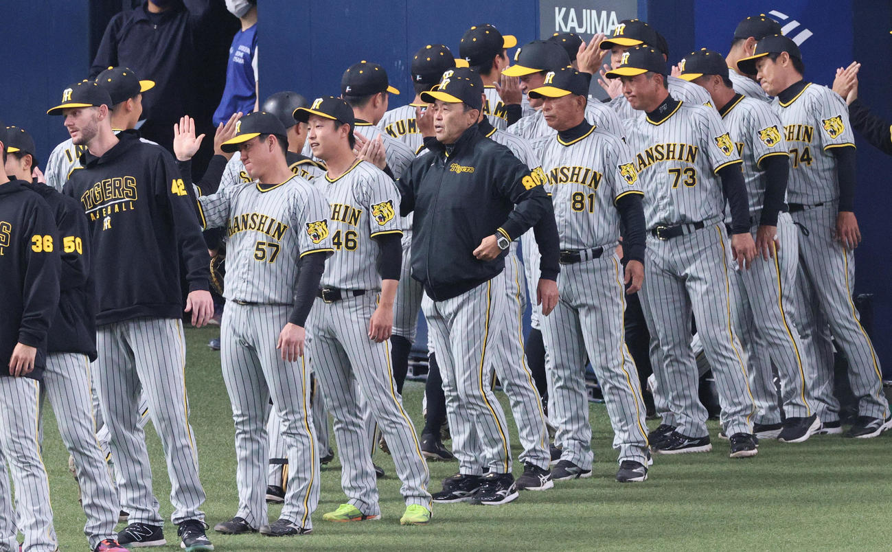 オープン戦・オリックス対阪神　阪神岡田監督（中央）はオリックスに勝利し、ナインとタッチを交わす（撮影・上山淳一）