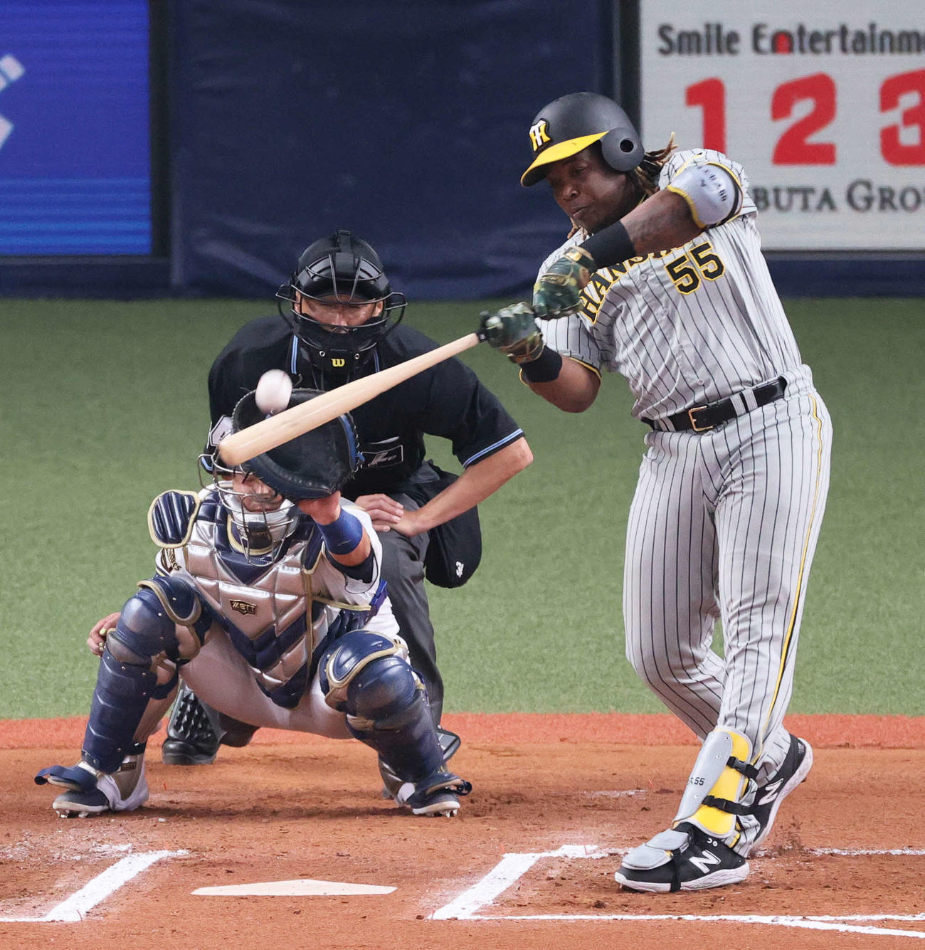 オリックス対阪神　6回表阪神1死二塁、ミエセスは左中間へ2点本塁打を放つ（撮影・上山淳一）