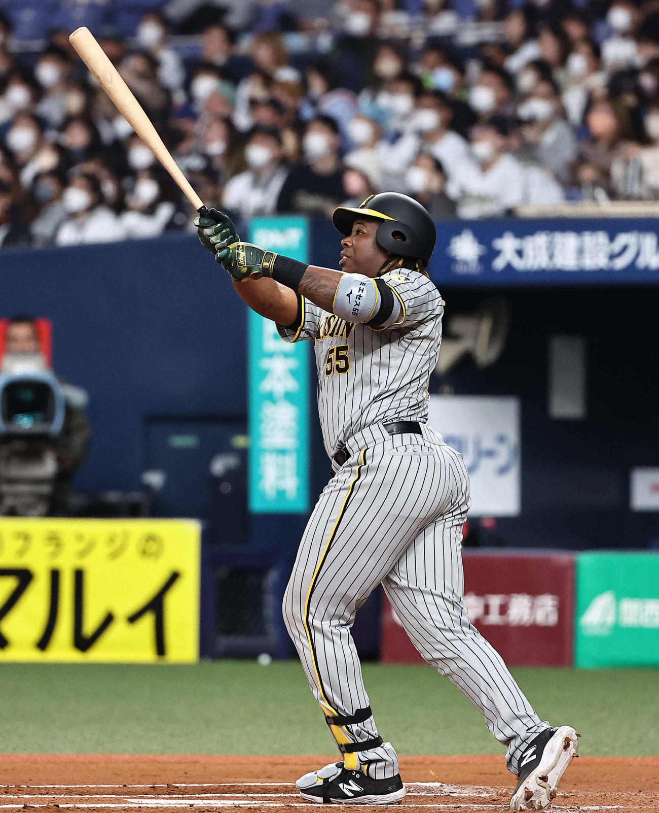 オリックス対阪神　6回表阪神1死二塁、ミエセスは左中間に2点本塁打を放つ（撮影・上田博志）