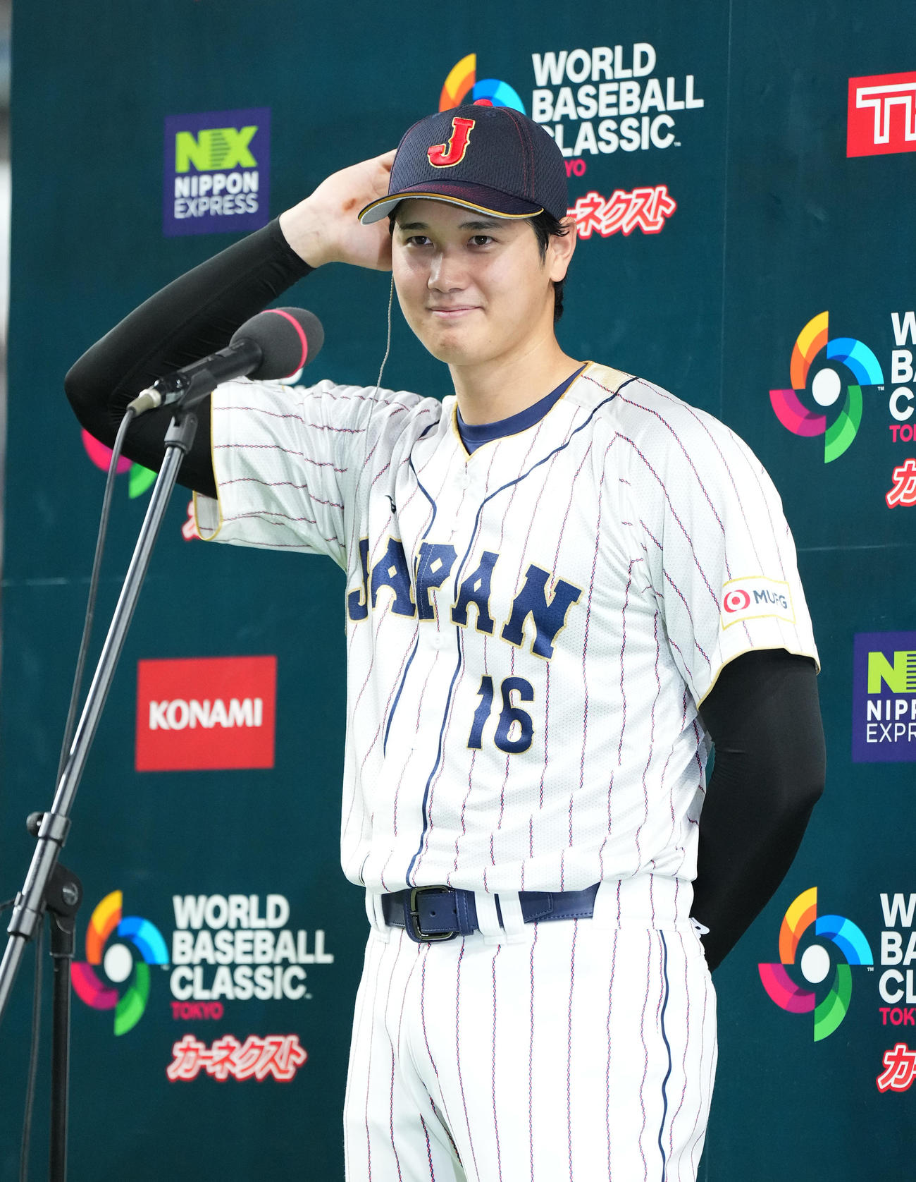 日本対中国　ヒーローインタビューで笑顔を見せる大谷（撮影・菅敏）