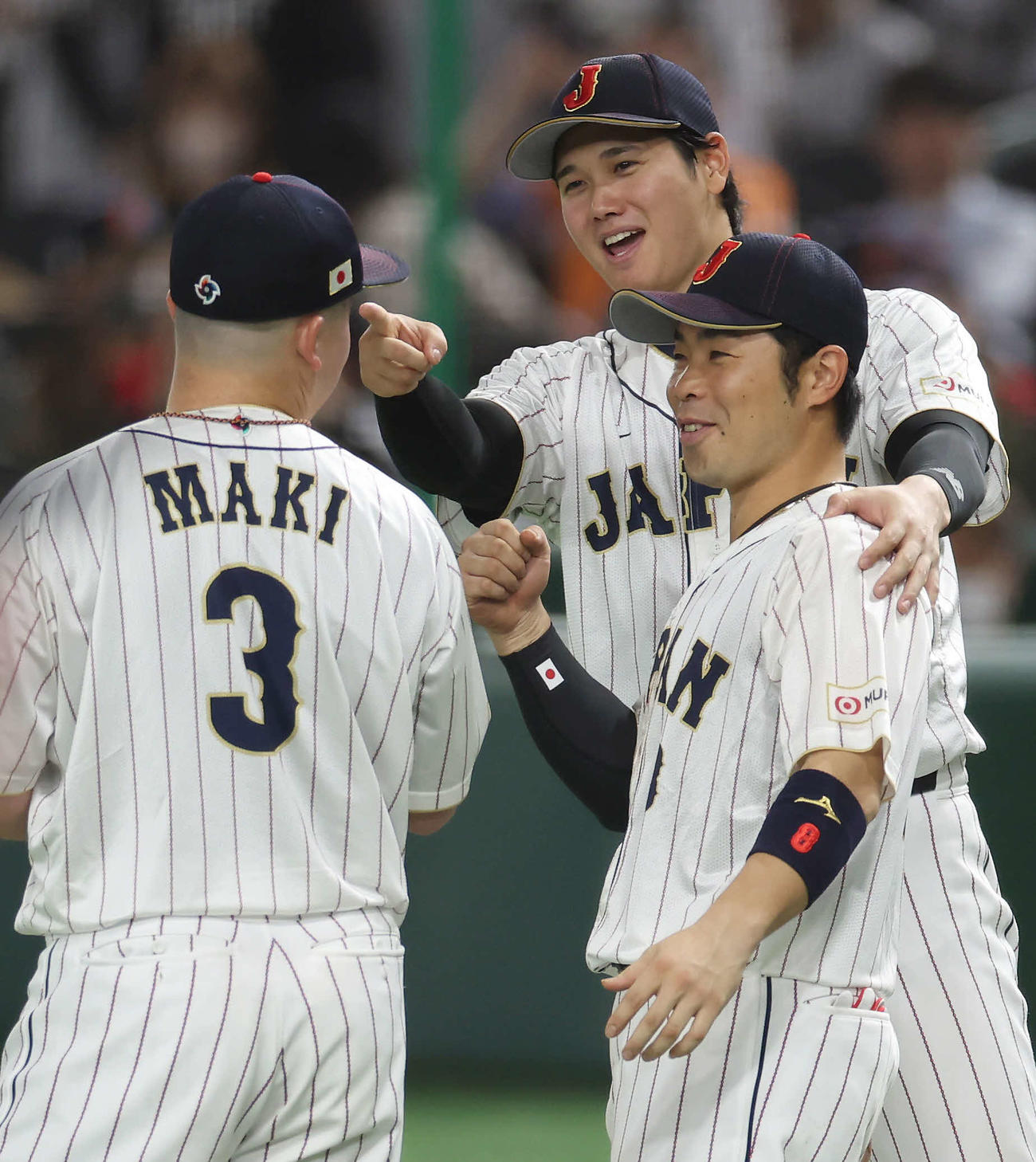 日本対中国　中国に勝利し、近藤（右手前）の肩を抱きながら笑顔で牧（左）を指さす大谷（撮影・前田充）