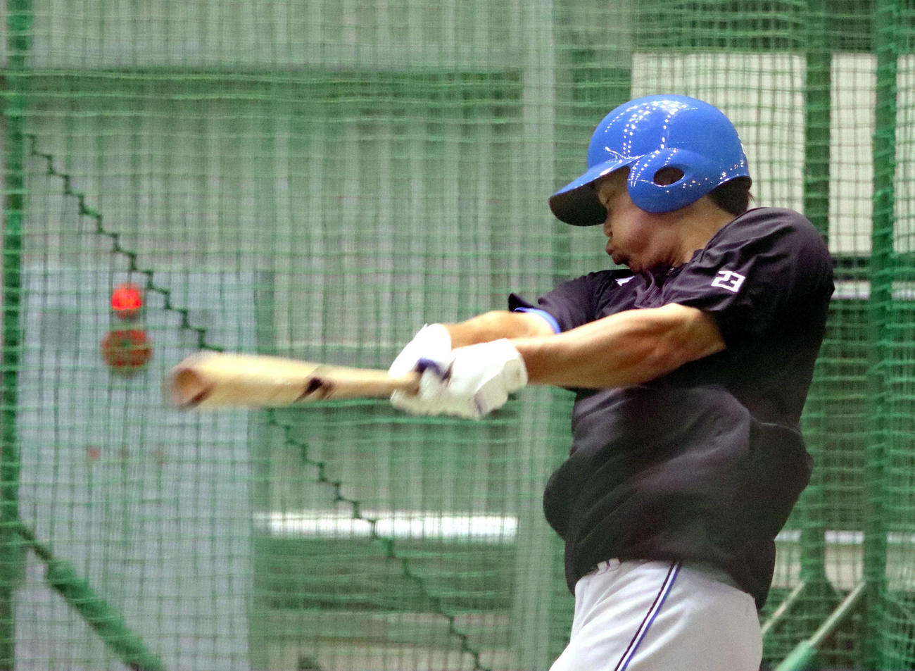 室内練習場で打撃練習をする日本ハム伏見（撮影・永野高輔）