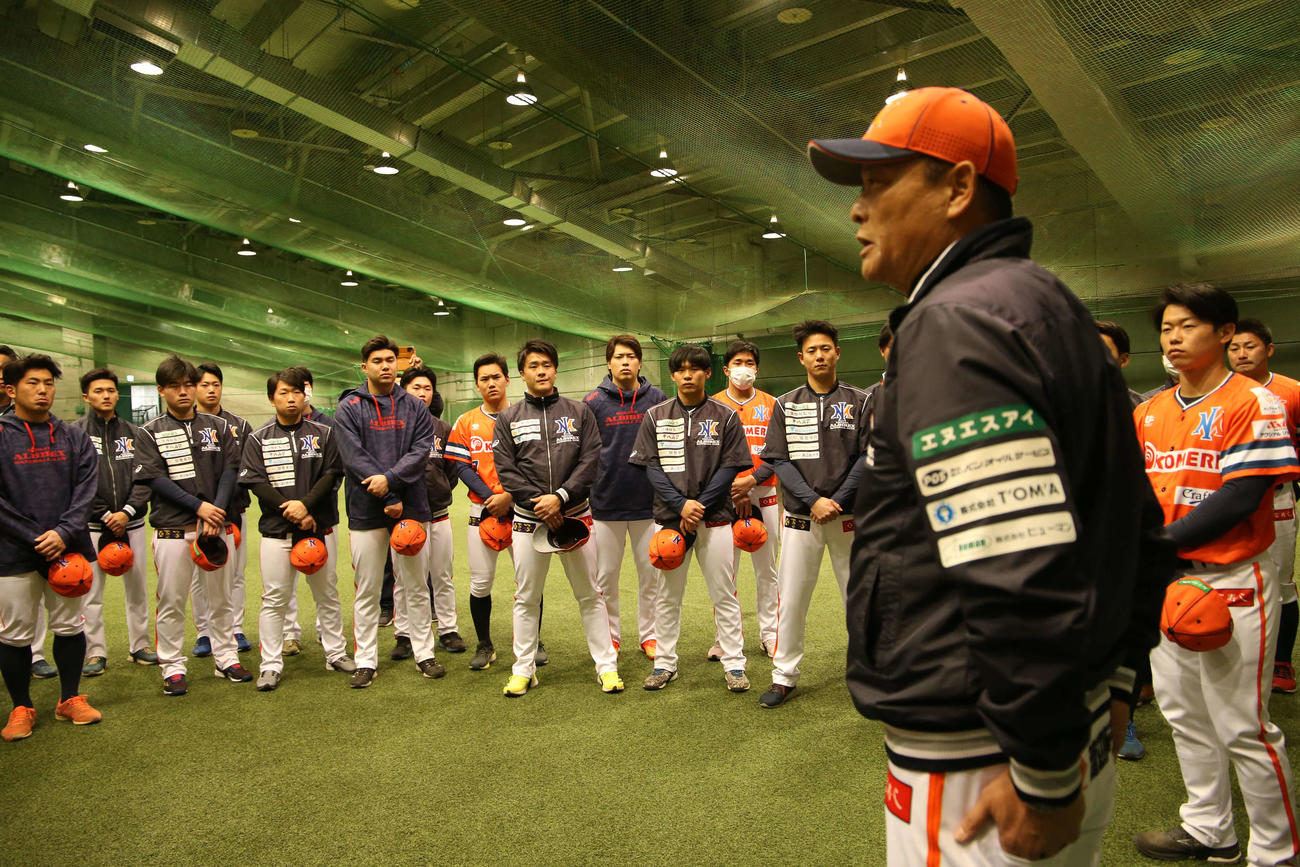 選手に指示する橋上監督。右は藤原主将