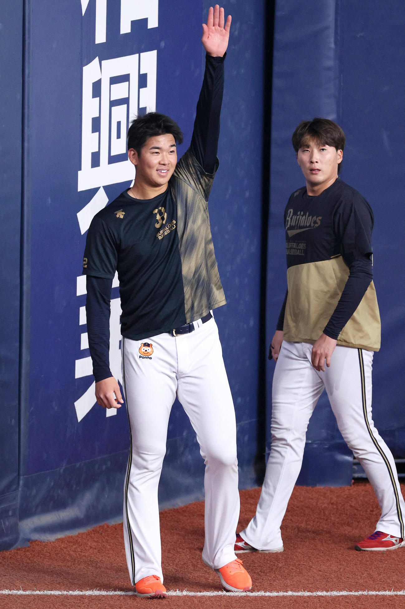 23年3月9日、試合前の練習で笑顔を見せるオリックス山下（左）と東