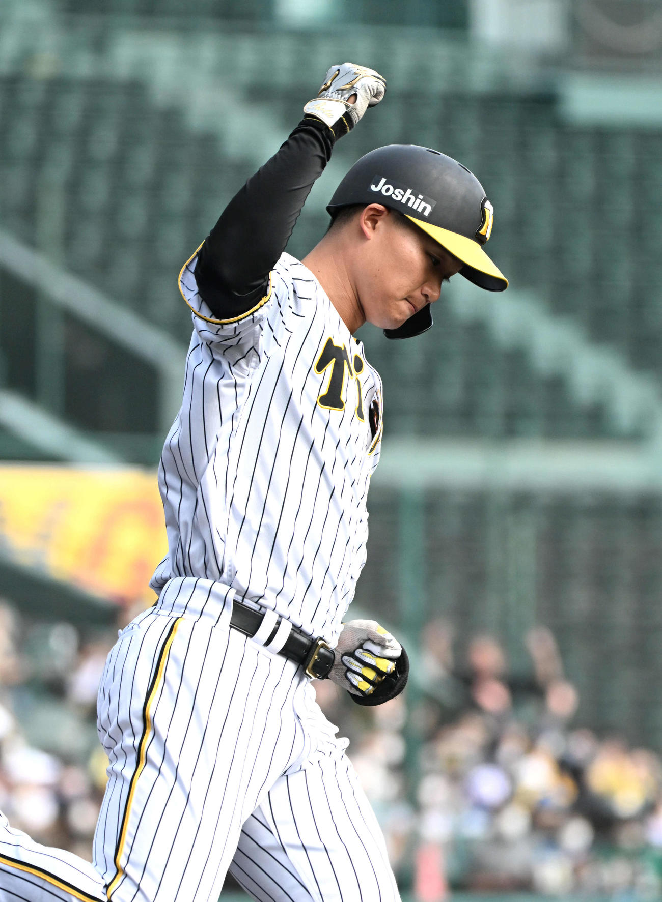 阪神対日本ハム　3回裏阪神無死二塁、森下は2点本塁打を放ちガッツポーズをする（撮影・石井愛子）