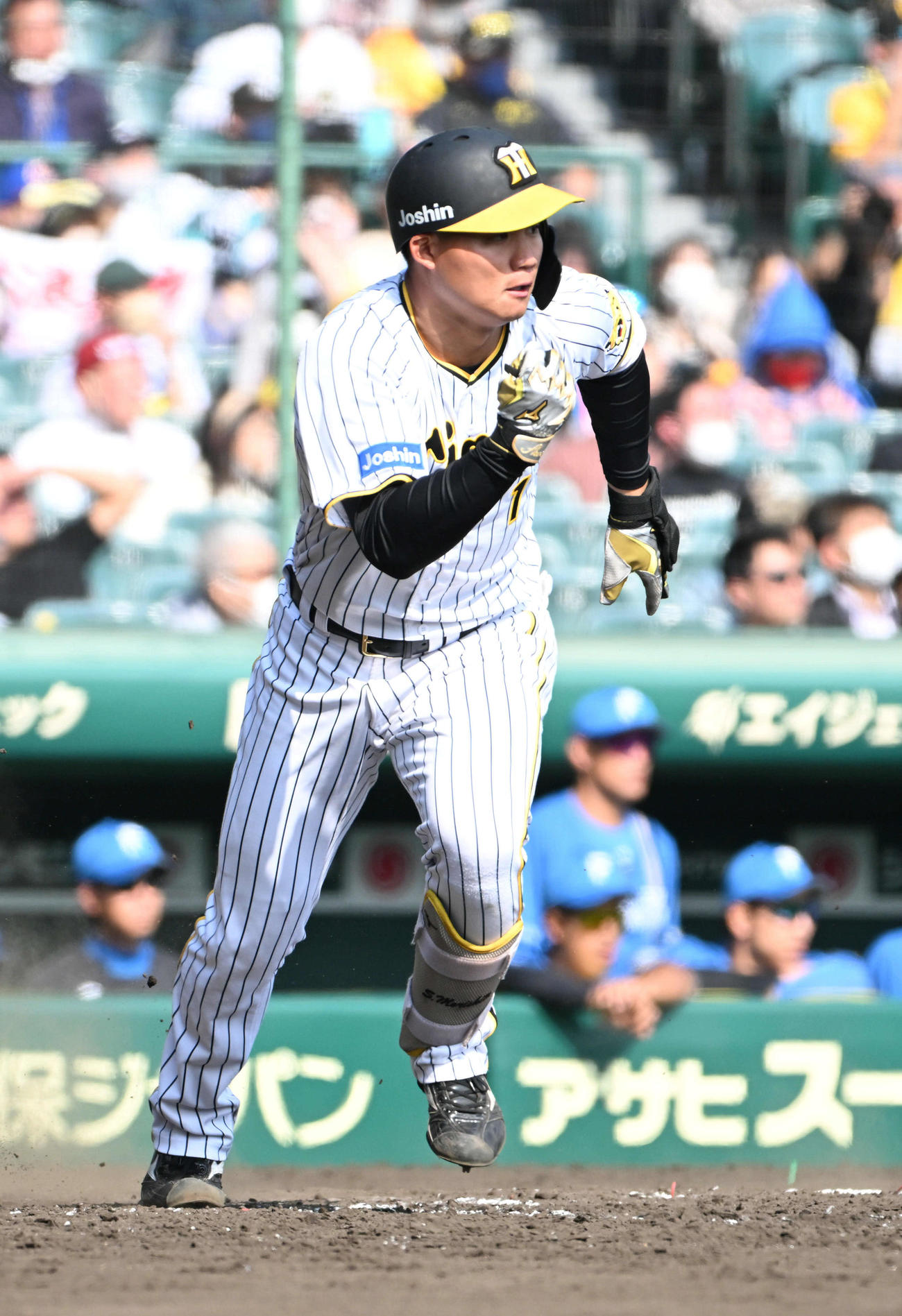 阪神対日本ハム　4回裏阪神無死一、二塁阪神森下は右前へ適時打を放ち進塁する（撮影・石井愛子）