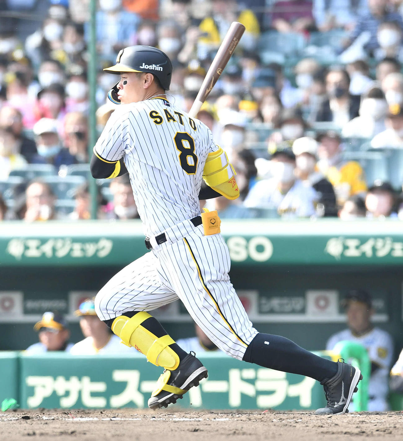 阪神対日本ハム　3回裏阪神1死、変則シフトでレフトゴロに倒れた佐藤輝（撮影・岩下翔太）