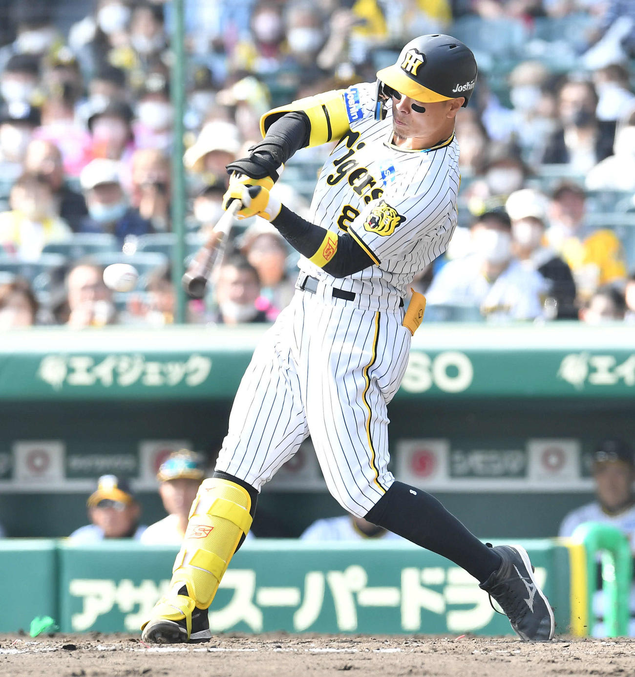 阪神対日本ハム　3回裏阪神1死、変則シフトでレフトゴロに倒れた佐藤輝（撮影・岩下翔太）