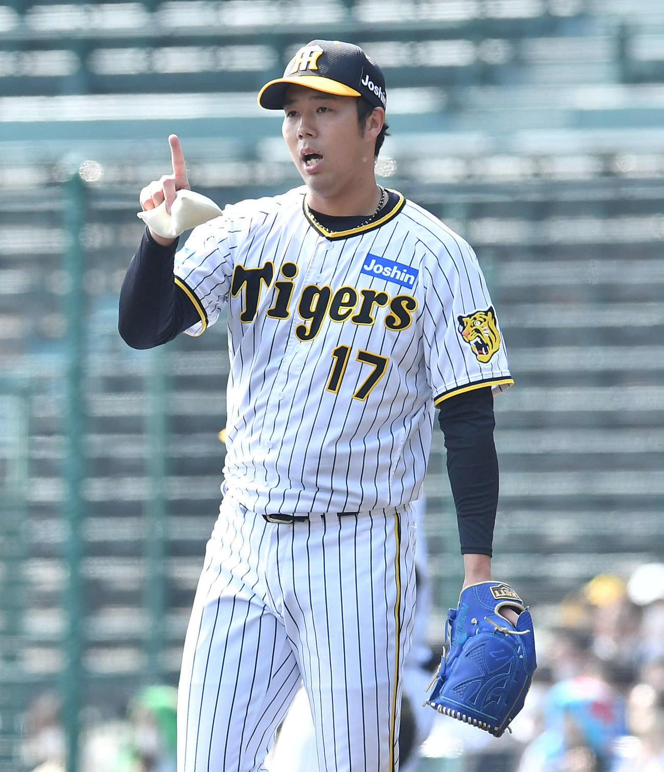 阪神対日本ハム　2回表日本ハム無死、野村を空振り三振に抑え、指で1をつくる青柳（撮影・岩下翔太）