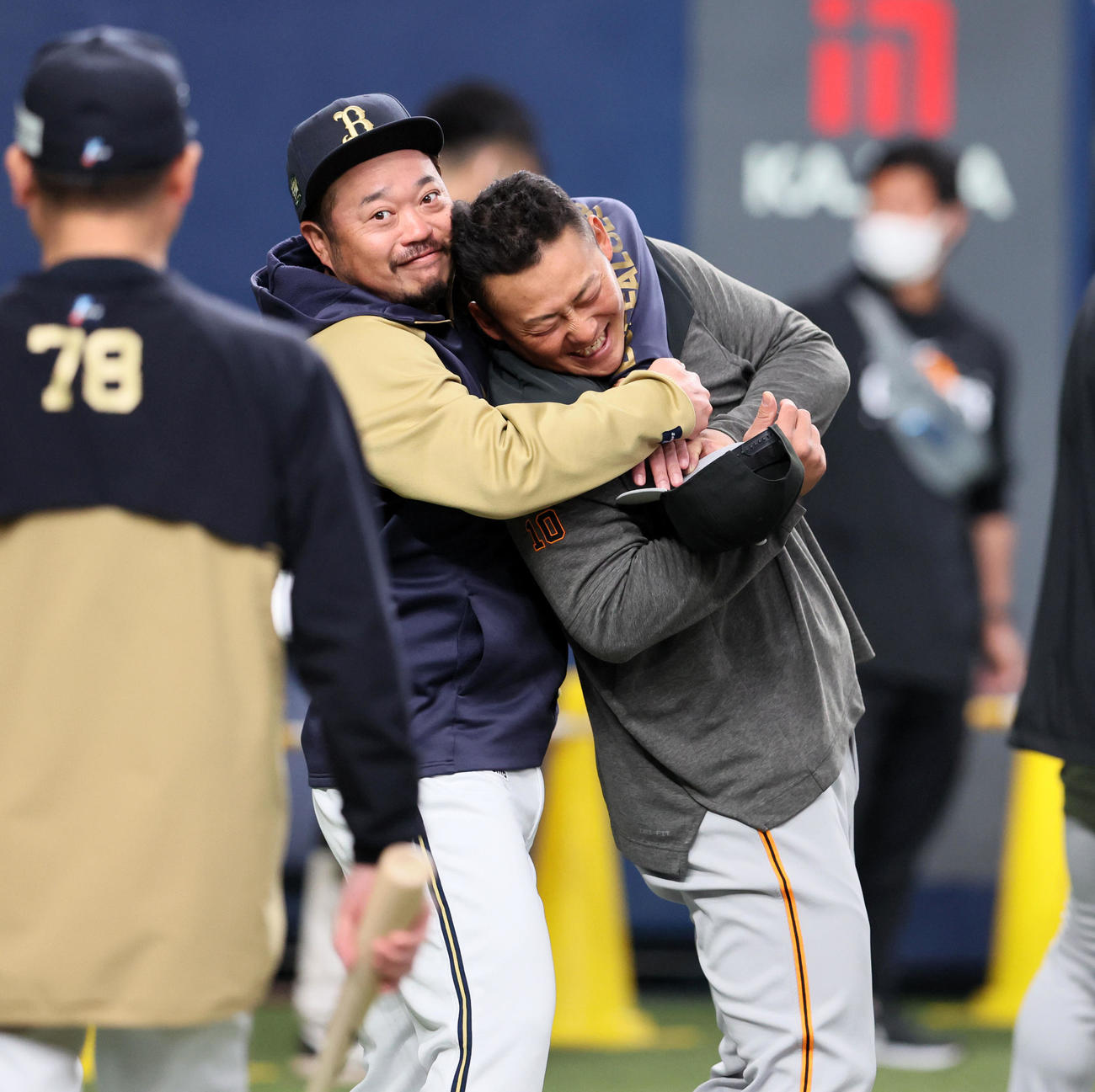 オリックス対巨人　小谷野コーチ（左）から抱きつかれる中田（撮影・加藤哉）