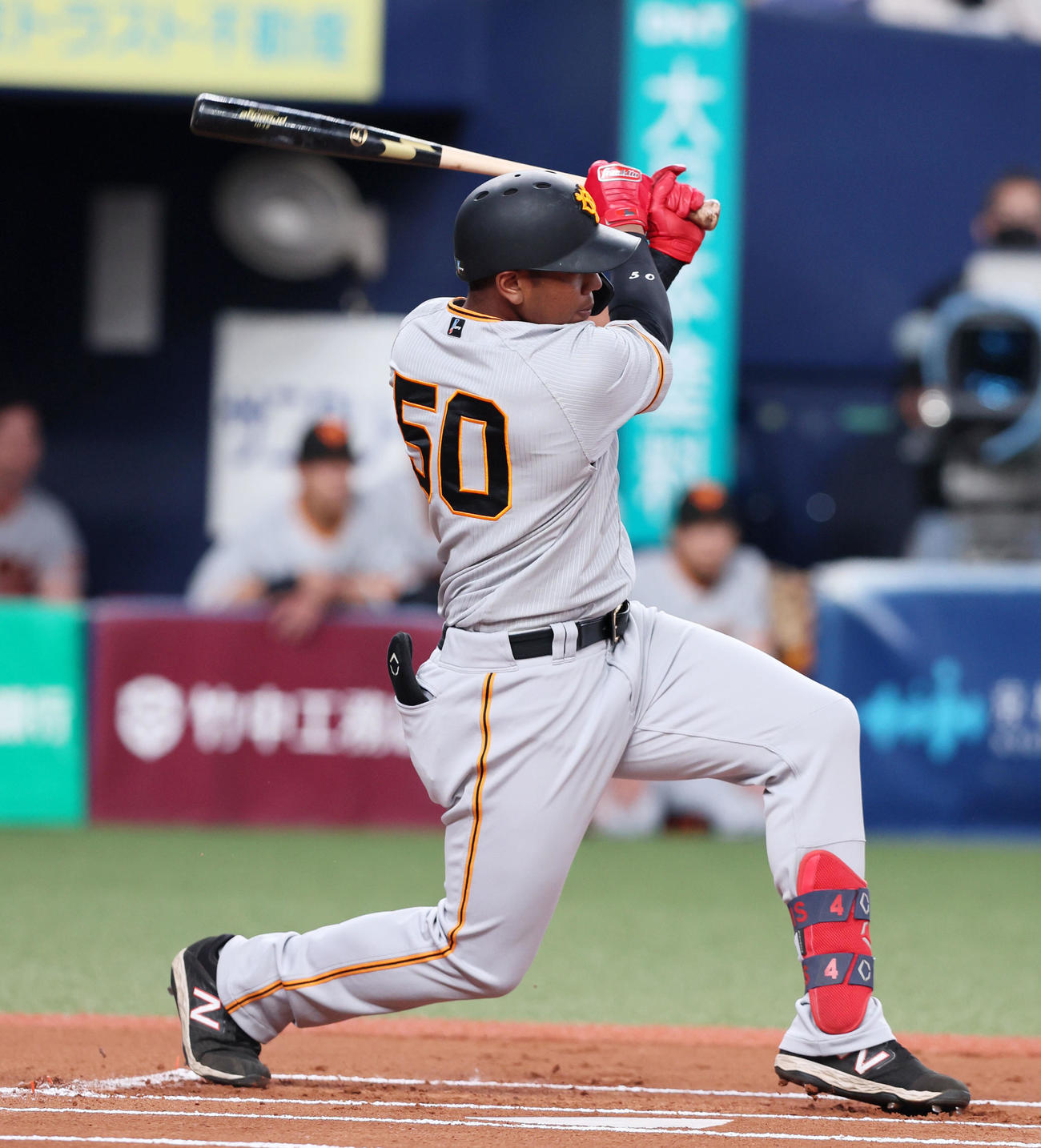 オリックス対巨人　1回表巨人無死、オコエは左前打を放つ（撮影・加藤哉）