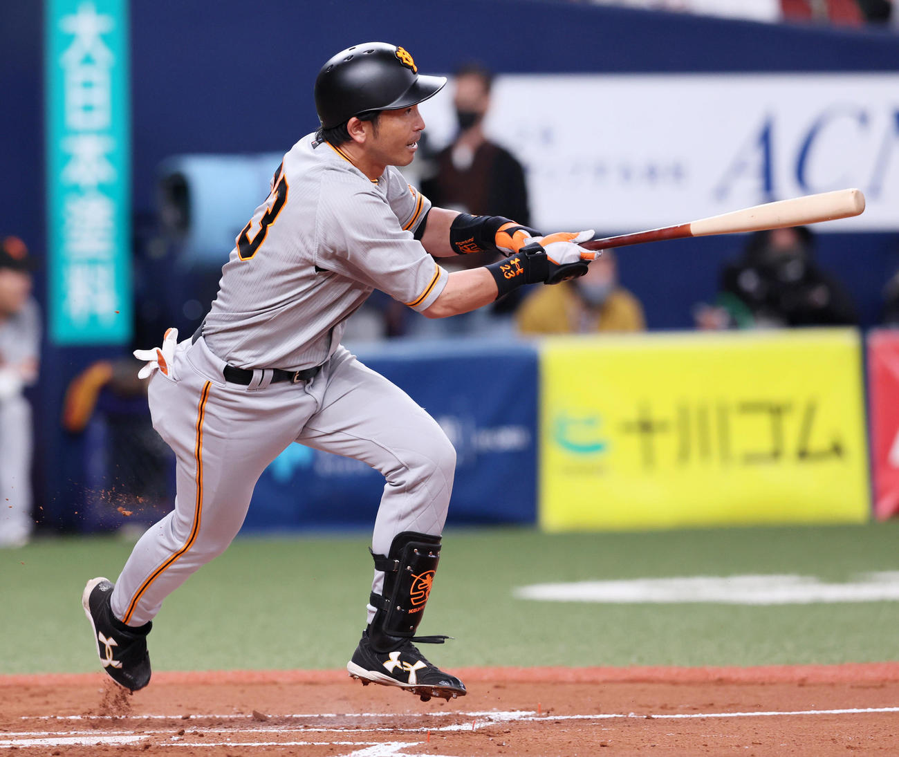 オリックス対巨人　2回表巨人2死、松田は中飛を打ち上げる（撮影・加藤哉
