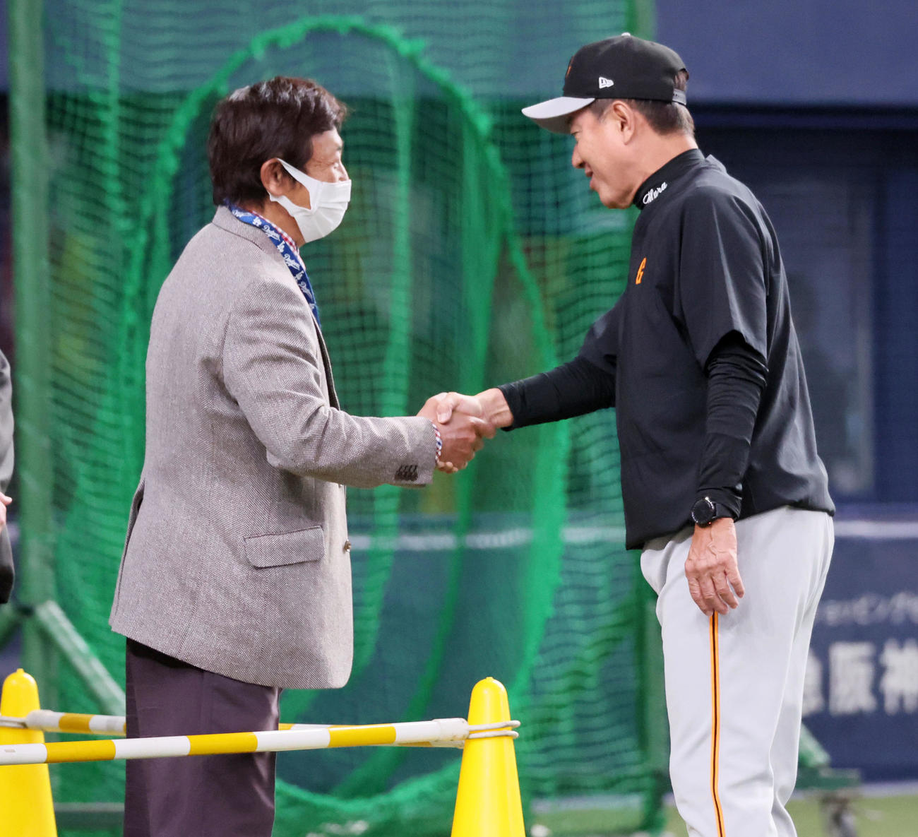 オリックス対巨人　田尾安志氏（左）と握手する原監督（撮影・加藤哉）