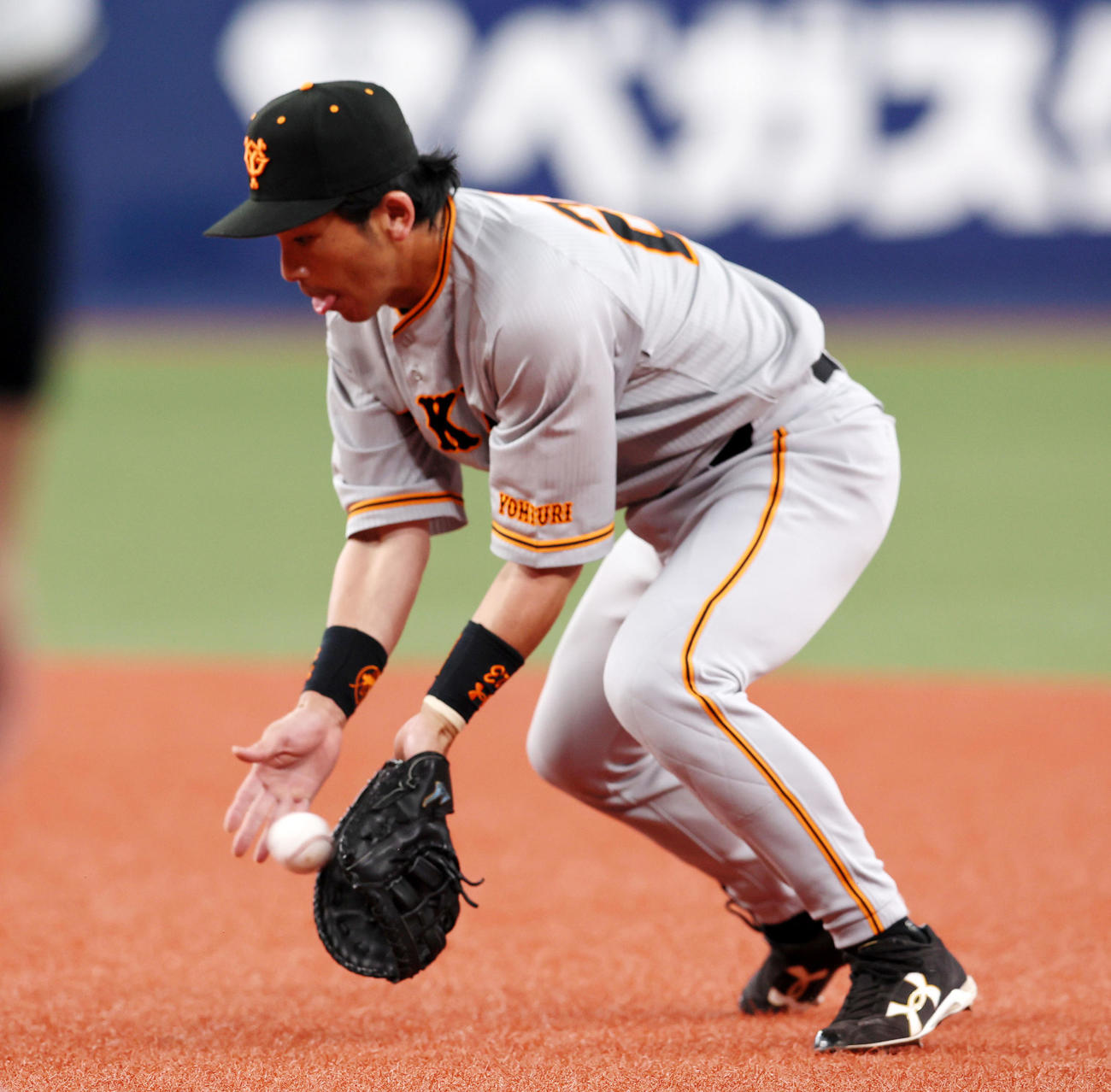 オリックス対巨人　3回裏オリックス2死、松田は宗の打球を捕球する（撮影・加藤哉