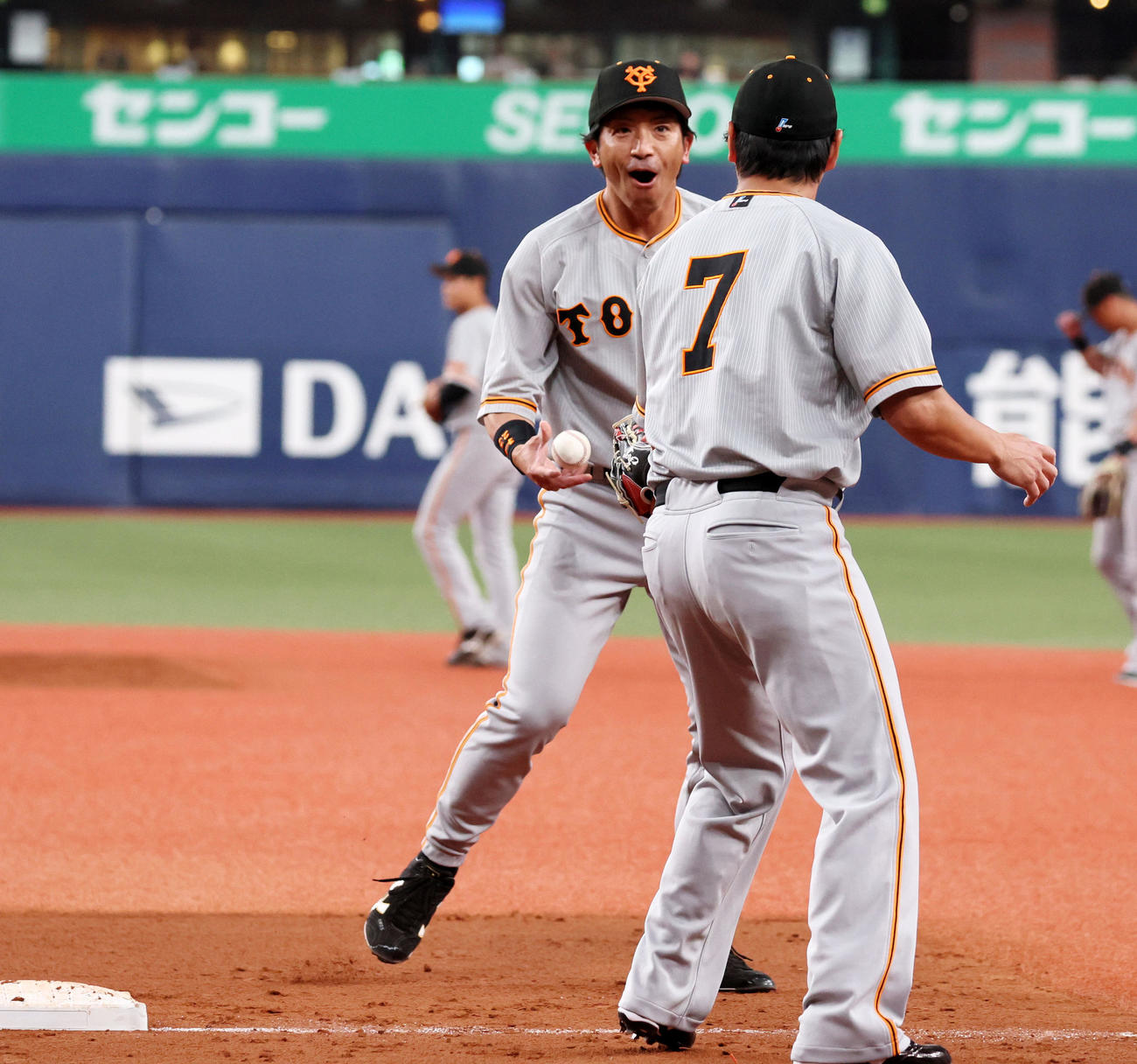 オリックス対巨人　松田は一塁でシートノックを受ける（撮影・加藤哉）