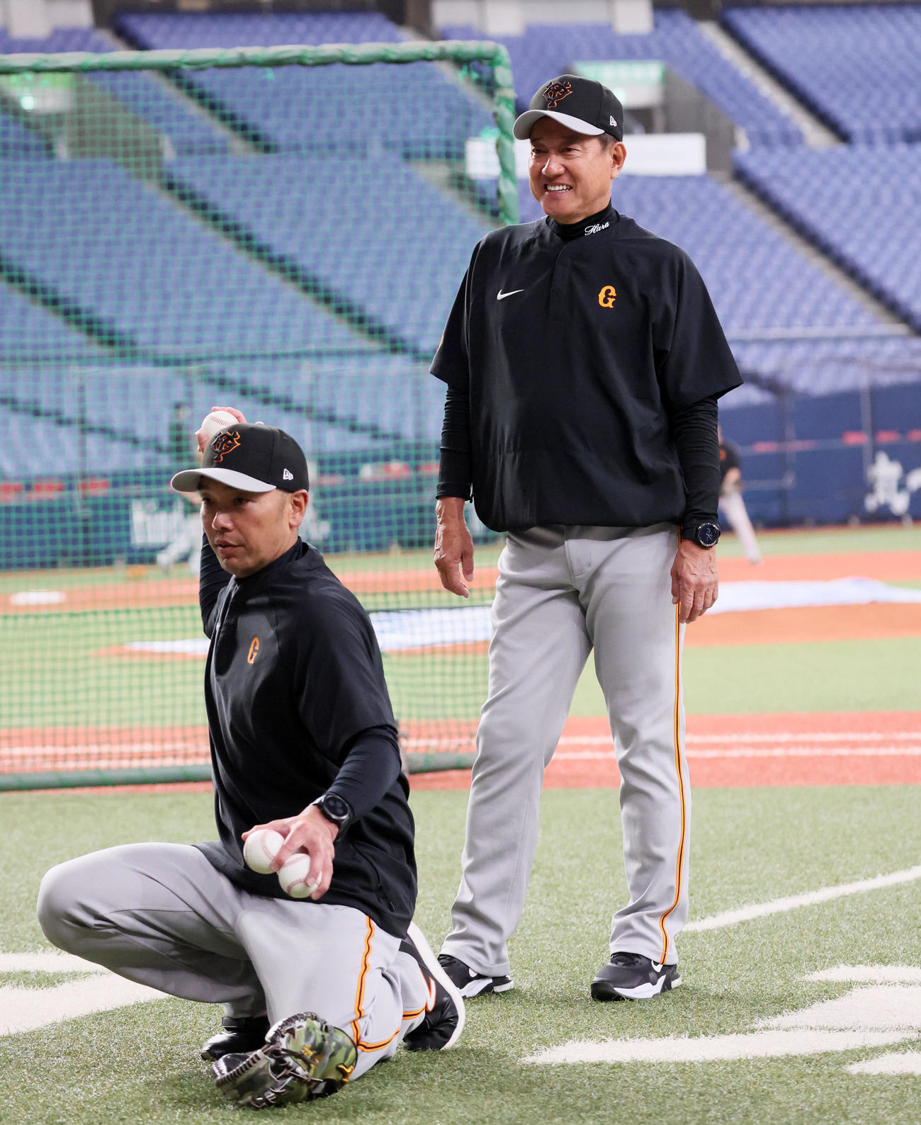 オリックス対巨人　阿部ヘッド兼バッテリーコーチ（左）の後方で練習を見守る原監督（撮影・加藤哉）