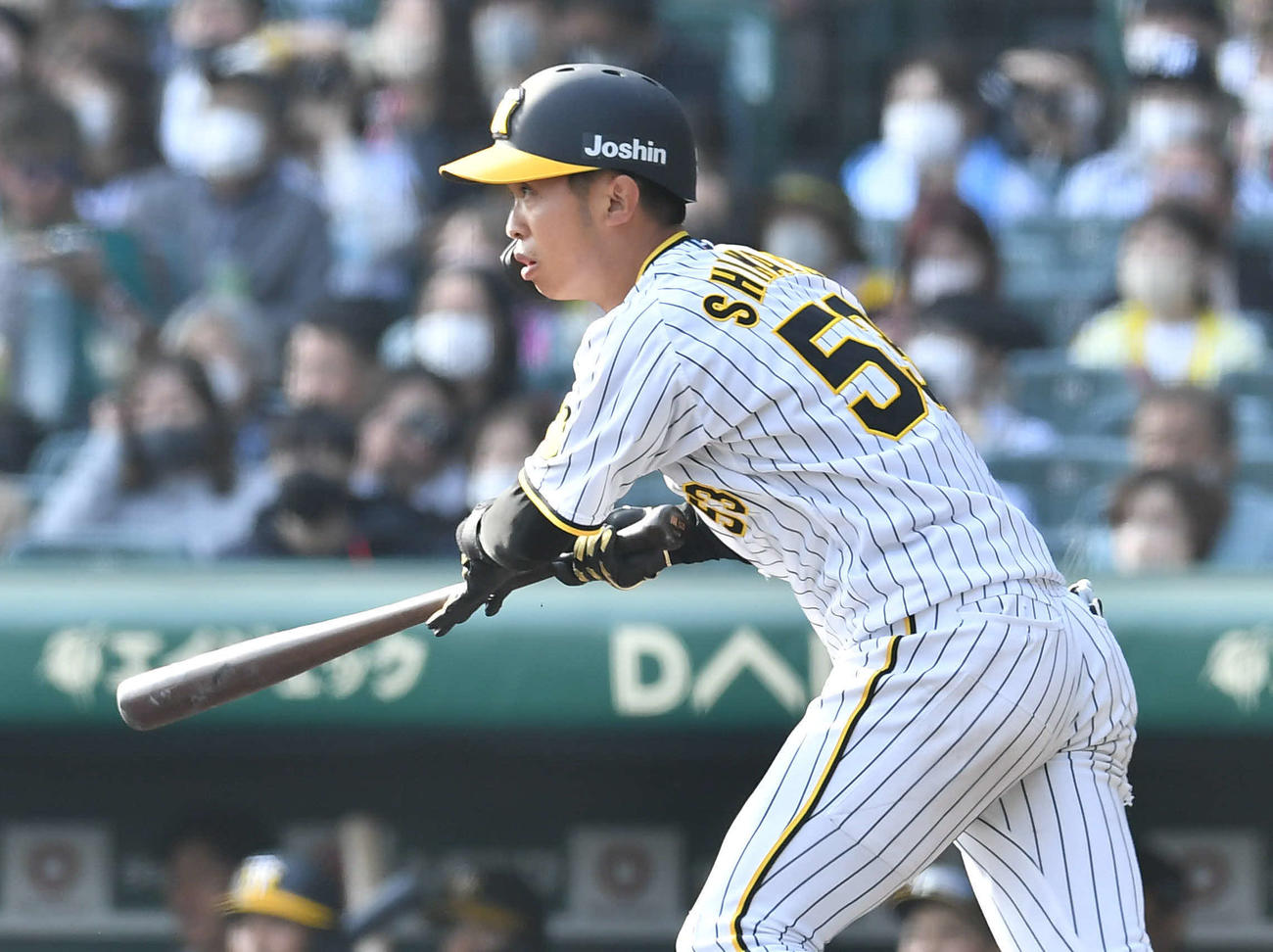 阪神対日本ハム　8回裏阪神無死、変則シフトで左直に倒れた島田（撮影・岩下翔太）