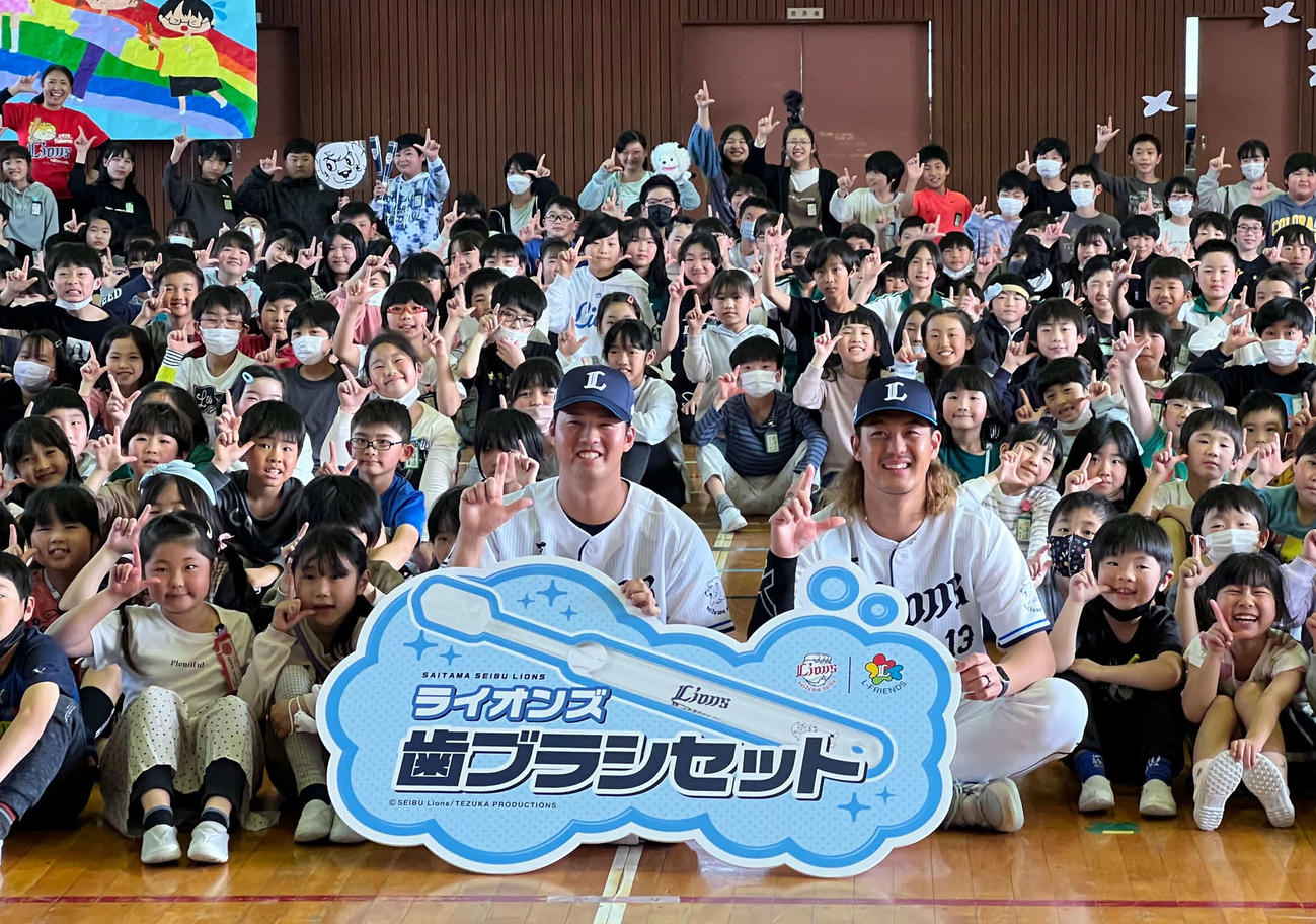 所沢市立荒幡小学校を訪問した西武高橋（右）と渡辺（撮影・金子真仁）