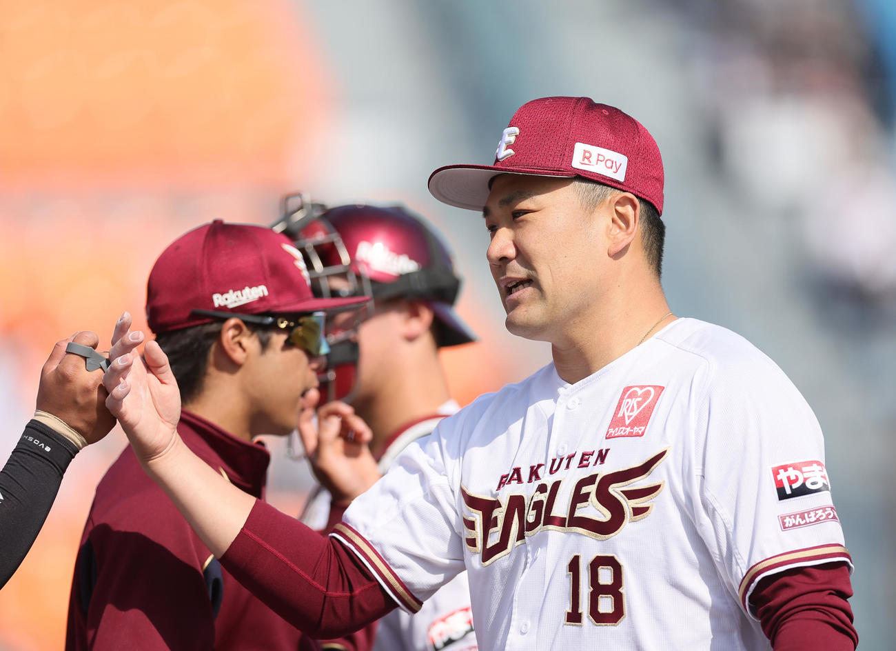 楽天対ロッテ　5回を無失点で終え、タッチを交わす楽天先発の田中将（撮影・足立雅史）