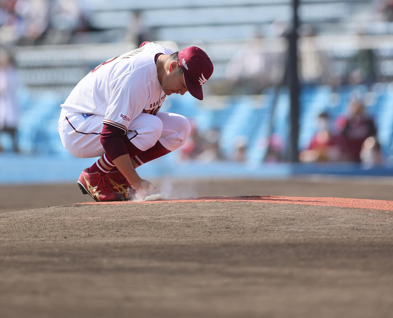 楽天対ロッテ　投球前、マウンドに手を当てる楽天先発の田中将（撮影・足立雅史）