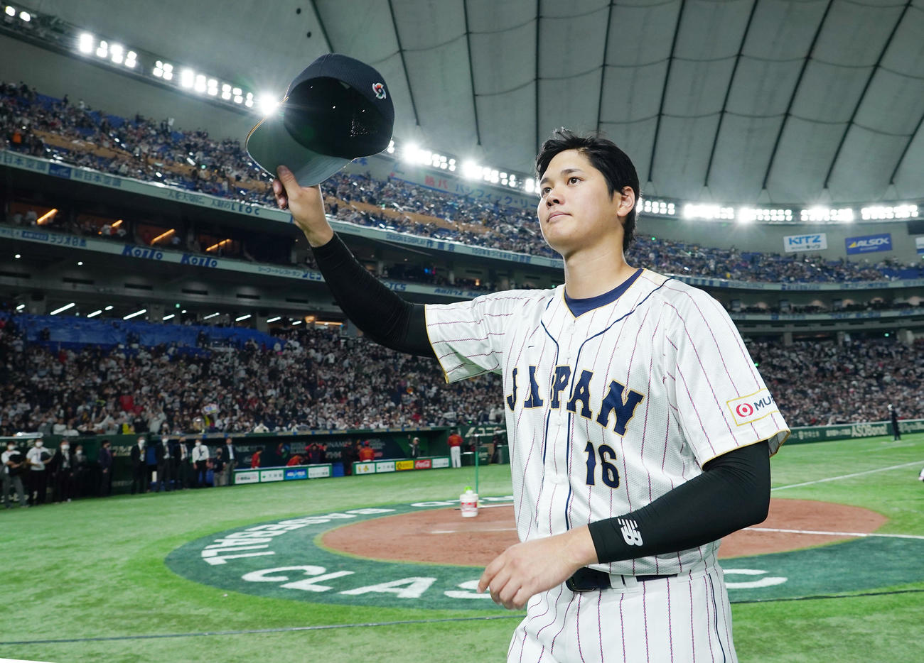 日本対中国　勝利投手の大谷は、ファンの歓声に応えながら引き揚げる（2023年3月9日）