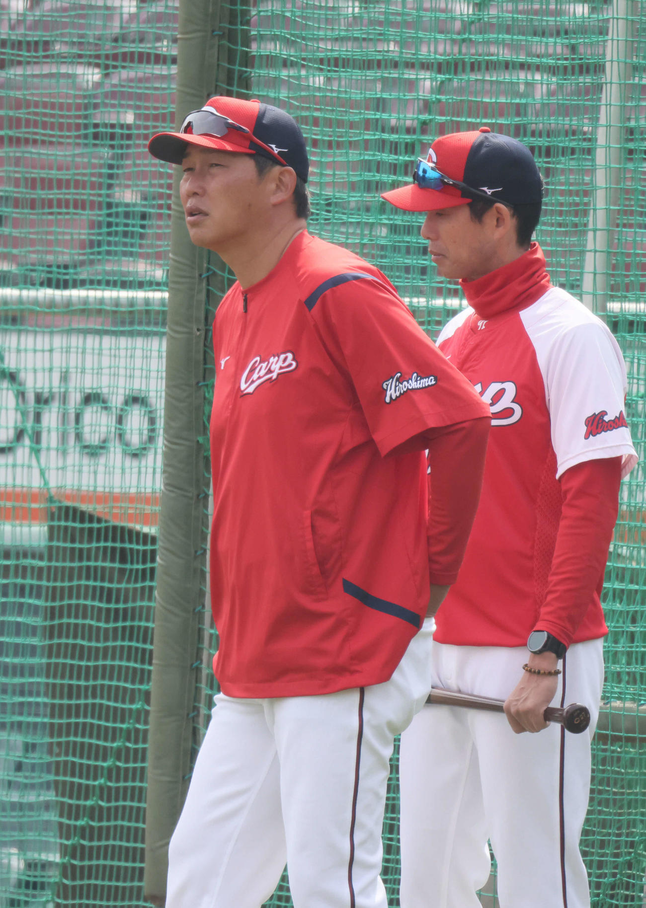 広島全体練習　練習を見守る新井監督（左）（2023年3月9日撮影）